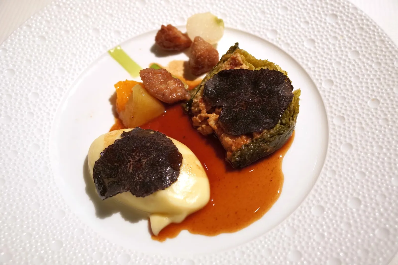 Savoy cabbage cooked in seasonal style; veal served two-ways Chou frisé à la mode d'hiver, du veau rissolé Savoy cabbage stuffed with braised veal, veal sweetbread, foie gras, mushrooms and a farce of poultry, served with nuggets of seared veal sweetbread. กะหล่ำปลีมีความกรอบ ไส้ด้านในมีหลากหลายองค์ประกอบ มีเนื้อสัมผัสที่ซับซ้อน มีกลิ่นหอมชัดเจน เสริมด้วยกลิ่นหอมจากทรัฟเฟิล แมชโพเทโท่ทำออกมาให้เนื้อสัมผัสนุ่มละมุนมาก เราชอบที่จะเท Veal jus เพิ่มลงไปเพื่อเพิ่มความเข้มข้นของลูกวัวให้ชัดเจนมากยิ่งขึ้น (19/20)