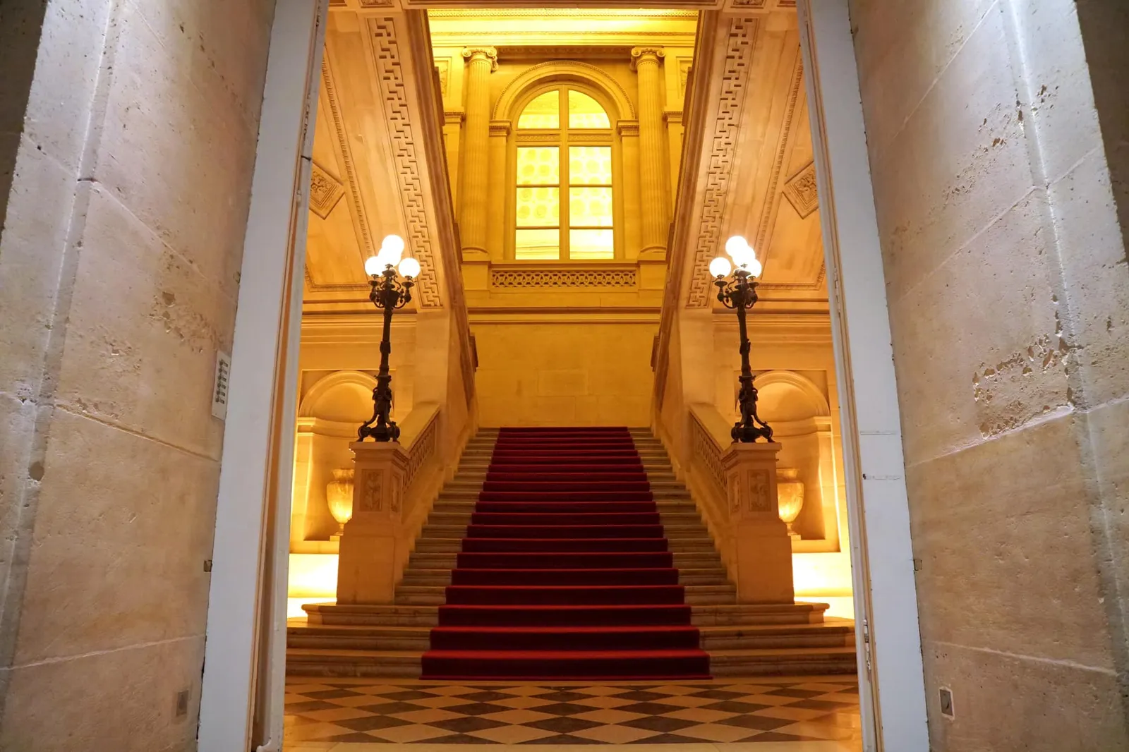 Monnaie de Paris เป็นโรงกษาปณ์เก่าแก่ที่ตั้งอยู่ในกรุงปารีส ตัวอาคารออกแบบโดย Jacques-Denis Antoine สถาปนิคชื่อดังในยุคนั้นโดยใช้สถาปัตยกรรมสไตล์ Neoclassical และก่อสร้างขึ้นระหว่างปี 1767-1775 บนฝั่งซ้ายของแม่น้ำ Seine ไม่ไกลกันจากสะพาน Pont Neuf