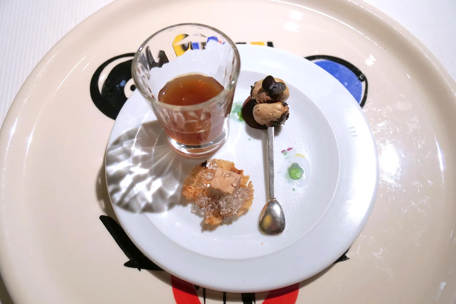 Amuse bouche L'amuse-bouche เริ่มจากฝั่งขวามือคือ “Burger of Champignons” เห็ดขนาดจิ๋วดูน่าทานเสิร์ฟมาให้ทานในคำเดียว ต่อด้วย “Essence of Champignons” ซุปที่ได้จากการสกัดเห็ดออกมาเป็นน้ำ รสชาติไม่แรงมากนักแต่กลับช่วยเชื่อมรสชาติของอมูสบูชอย่างแรกกับอย่างสุดท้ายเข้าด้วยกัน ปิดท้ายด้วย “Toast with Duck Liver and Champagne Jelly” ขนมปังกรอบทอปด้านบนด้วยฟัวกราส์ตับเป็ดเนื้อเนียนละเอียด มีรสหวานเพียงเบาๆ มีกลิ่นหอมเด่นชัด ด้านล่างเป็นเจลลี่แชมเปญมีรสขมนิด ๆ ช่วยดึงความหวานของตับเป็ดให้เด่นชัดมากยิ่งขึ้น (19/20)