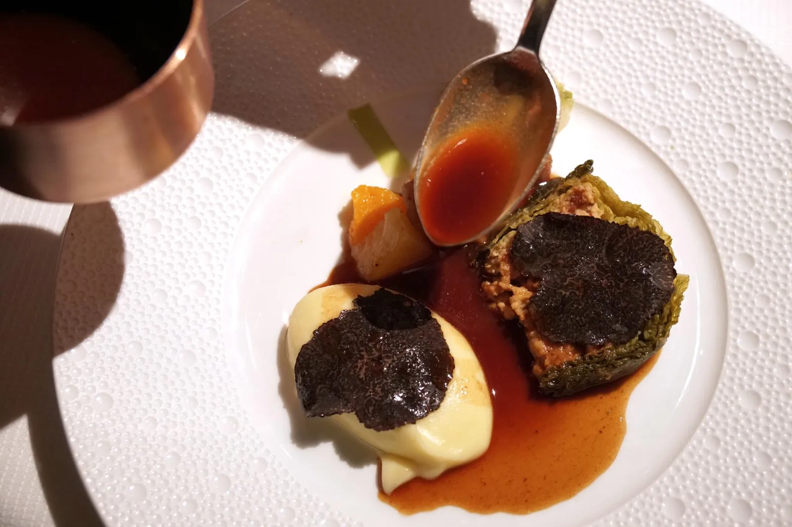 Savoy cabbage cooked in seasonal style; veal served two-ways Chou frisé à la mode d'hiver, du veau rissolé Savoy cabbage stuffed with braised veal, veal sweetbread, foie gras, mushrooms and a farce of poultry, served with nuggets of seared veal sweetbread. เนื้อวัวจัดเสิร์ฟมาใน 2 รูปแบบที่แตกต่างกัน เริ่มจากด้านในของกะหล่ำปลีซาวอยยัดไส้ด้วยเนื้อลูกวัวตุ๋น สวีทเบรด ฟัวกราส์ตับเป็ด และเห็ด อีกองค์ประกอบหนึ่งข้างกันคือสวีทเบรดที่ผ่านการเซียมาอย่างดีจนผิวด้านนอกยังมีความกรอบ แต่ด้านในชุ่มฉ่ำ สุดท้ายคือแครอทและแมชโพเทโท่เนื้อนุ่มละมุน ด้านบนทอปด้วยเห็ดทรัฟเฟิลสไลด์ ก่อนทานพนักงานจะเทราด Veal jus ลงไปในจาน (19/20)
