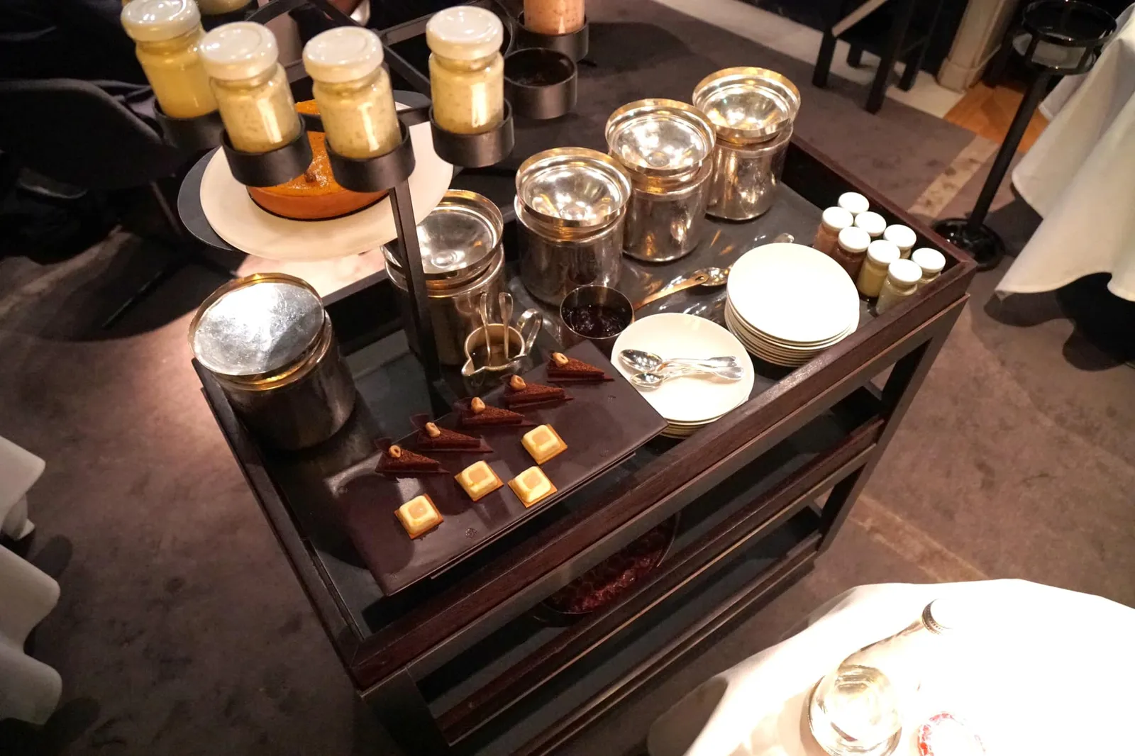 Trolley of ice creams, sorbets, dessert jars and traditional biscuits Chariot des glaces, sorbets, les bocaux et biscuits d'autrefois Ice cream and sorbets, rice pudding, crème caramel, chocolate mousse, spiced prune in wine, diamond shortcake, macarons, marshmallows, cheesecake and tartlets. พนักงานจะเข็นรถมาให้เลือกที่ข้างโต๊ะ (18/20)