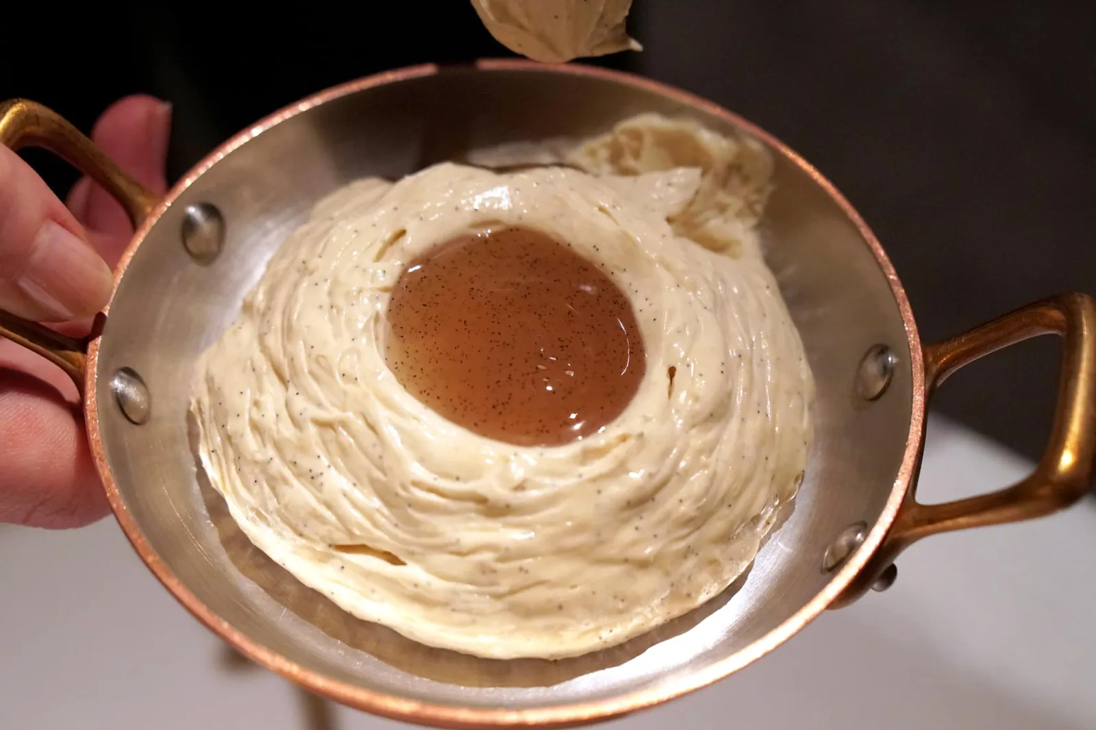 'Open' mille-feuille with Tahitian vanilla Mille feuilles ouvertes à la vanille de Tahiti Trois couches de pâte feuilletée intercalées de crème légère à la vanille de Tahiti, elle-même accompagnée d'une eau de vanille maturée avec les gousses 48 heures. สำหรับ “โอเพ่น มิลเฟย” ตัวครีมจะเสิร์ฟมาใน Saucepan ขนาดกะทัดรัด เชฟ Guy Savoy ได้เคยกล่าวถึงเมนูนี้เอาไว้ว่า… “My vanilla mille-feuille is always made to order, not a moment before. Nothing is left to chance, right down to the amber hue of its pastry- too much colour and the pastry becomes bitter. It’s always the same, beginning with the ritual of ‘layering’. The same rolling technique is performed each and every time, stretching it to bring out its crispness, layer by layer. I revel in this two-step waltz between the pastry, which brings crunch, and the soft susurration of the cream. A sublime melody, a cleverly orchestrated score, a harmony of temperatures, a paradox of textures both crisp and unctuous. Each mouthful is its own mini-millefeuille, punctuated by a silent pause.” (18/20)