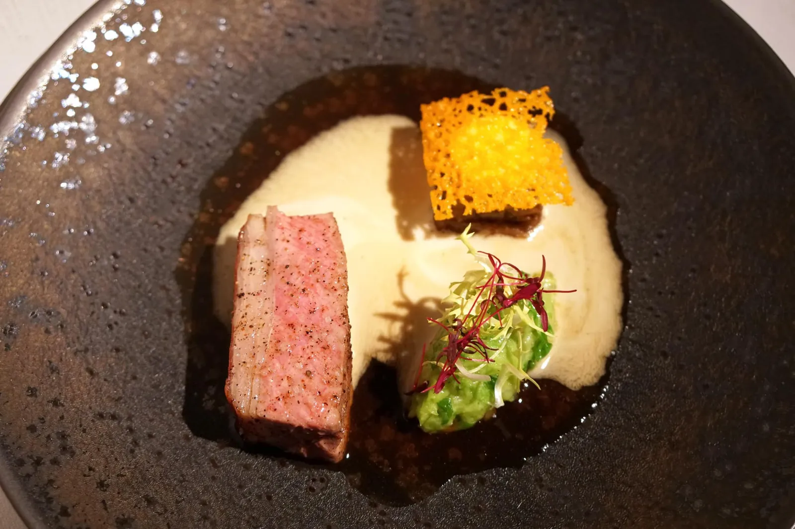 SUCKLING LAMB 'GREFFEUILLE' witlof • savoy • mimolette เนื้อสัมผัสเนื้อแกะดีงามไร้ที่ติ นุ่ม ไร้ซึ่งกลิ่นสาบ หนังมีความมันแต่ไม่เลี่ยน เสริมด้วยกลิ่นของ Lamb Jus และความครีมมี่ของซอสกระเทียม (20/20)
