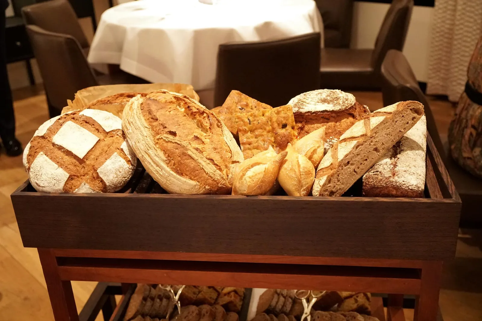 BREAD ชนิดของขนมปังในวันนี้มีดังต่อไปนี้ SPELT - DUVEL RYE - LIEFMANS WHEAT - ORVAL DURUM - FOCACCIA WHEAT - CAMPAGNE CAMP RÉMY - BAGUETTE SPROUTED SPELT - KAMUT PIPS AND SEEDS - GLYTEN FREE WHEAT - TOURTE DE MEULE WHEAT - TOURTE DE MEULE สังเกตว่าขนมปังมีให้เลือกเยอะมากและคลอบคลุมเกือบทุกรูปแบบเลยทีเดียว (19/20)