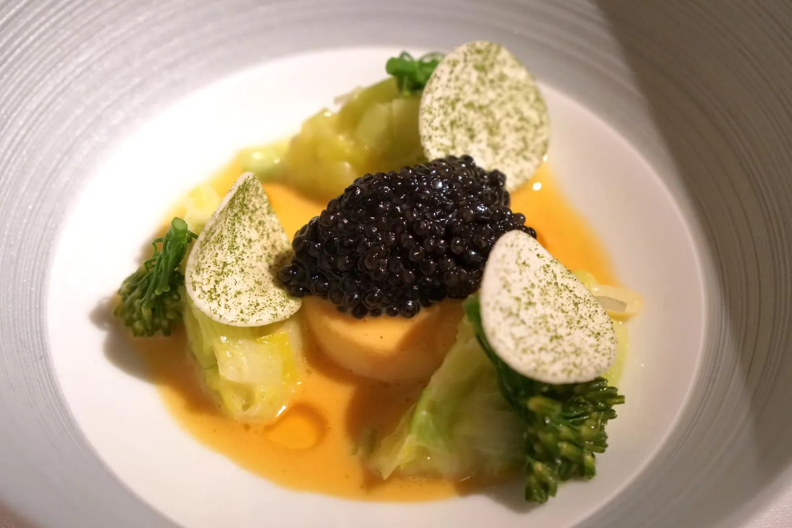 CAVIAR 'HOF VAN CLEVE - IMPERIAL HERITAGE' brown shrimp • leek • beurre blanc หากใครที่สั่งเซ็ตเมนู 6 คอร์สจะไม่ได้ชิมจานนี้โดยราคาที่ลดลงเพียงราว ๆ 15 EUR ถือว่าไม่คุ้มเป็นอย่างยิ่ง เราจึงขอแนะนำให้สั่งเซ็ตเมนูใหญ่ 7 คอร์สไปเลย (20/20)
