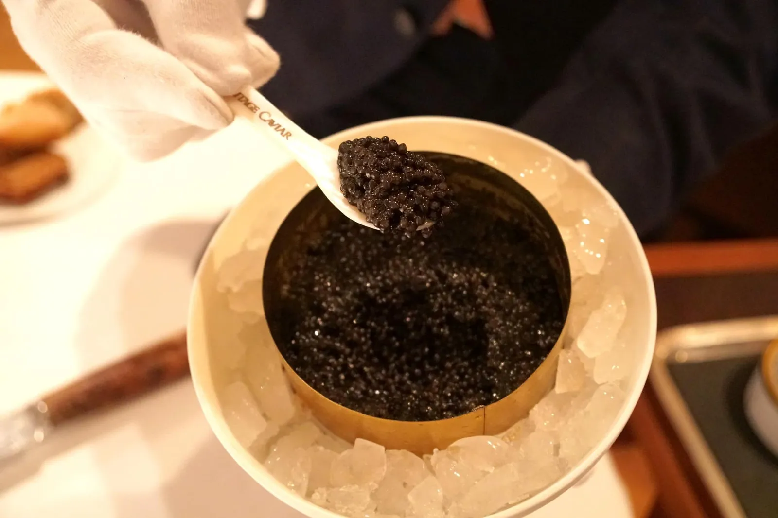 CAVIAR 'HOF VAN CLEVE - IMPERIAL HERITAGE' brown shrimp • leek • beurre blanc พนักงานตักคาเวียร์ลงจานแบบพูนช้อนไม่มีหวง (20/20)
