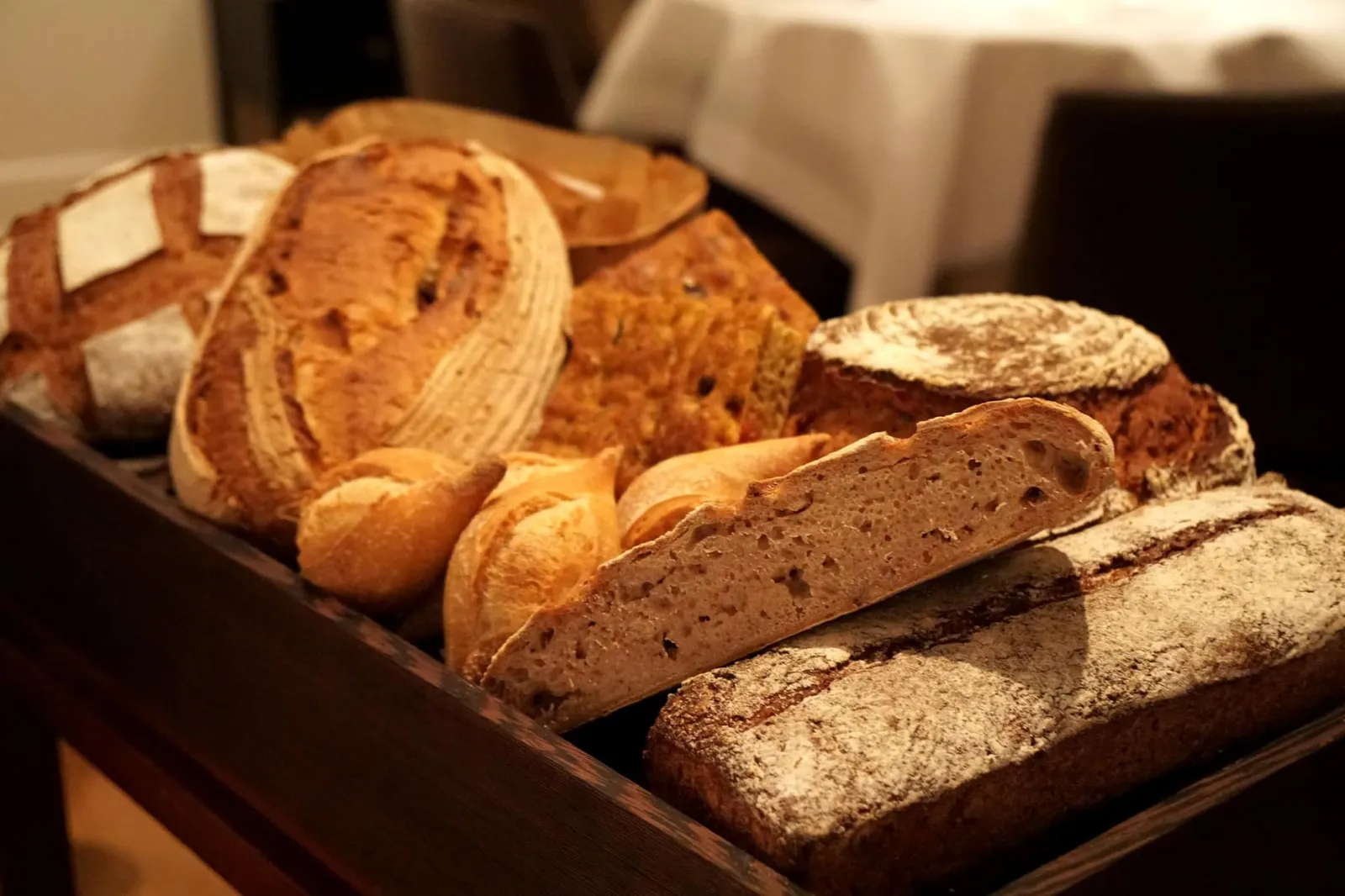 BREAD “ขนมปัง” เป็นหัวใจสำคัญของห้องอาหารฝรั่งเศสทุกแห่งโดยเฉพาะกับห้องอาหารระดับ 3 ดาวมิชลิน และที่ Hof van Cleve ก็ไม่ทำให้เราผิดหวัง ทางร้านนำเสนอขนมปังทั้งของฝรั่งเศสและพื้นเมืองให้เลือกมากมาย (19/20)