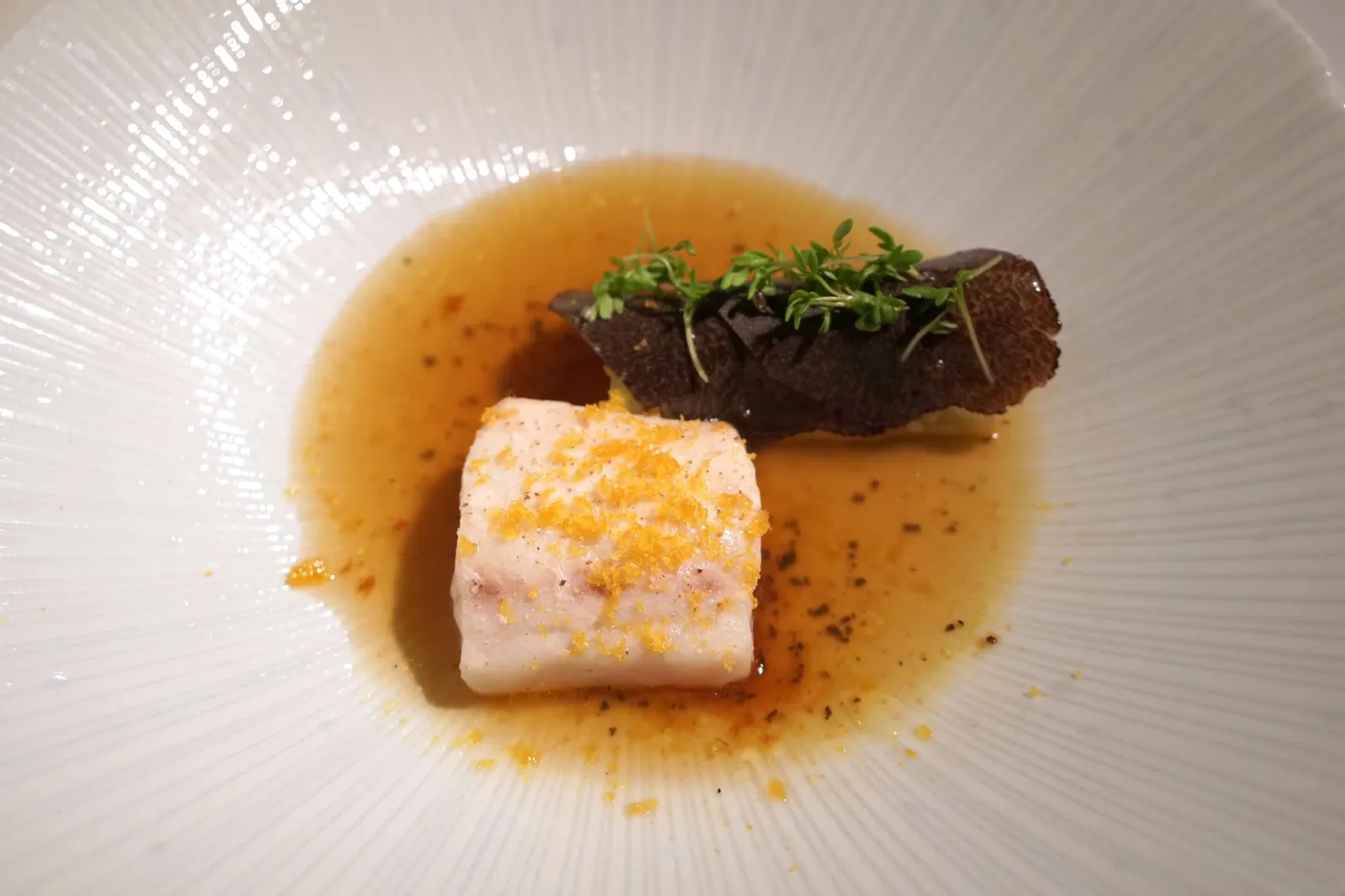LINE-CAUGHT SEABASS jerusalem artichoke • truffle • barilotto ถัดมาคือ “ปลากระพง” แล่เป็นฟิเลท์ เนื้อสัมผัสดีงามตามมาตรฐานเสิร์ฟมากับกะหล่ำปลีทอปด้านบนด้วยเห็ดทรัฟเฟิลสไลด์บาง ๆ ตัวน้ำซอสทำมาจากแก่นตะวัน จบด้วยการที่พนักงานขูด Bottargar ทำมาจากไข่ปลาแมคเคเรลลงไปด้านบนช่วยให้มีกลิ่นหอมและความมันเพิ่มเติมขึ้นมา (18/20)