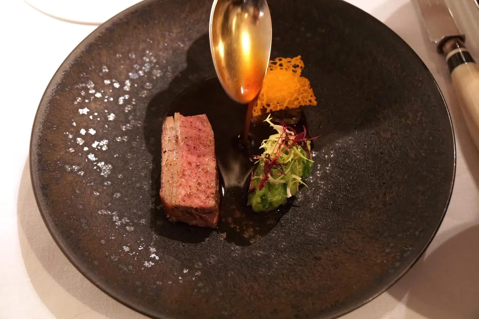 SUCKLING LAMB 'GREFFEUILLE' witlof • savoy • mimolette จานนี้คือเนื้อ “ลูกแกะที่ยังไม่หย่านม” เสิร์ฟมาที่ความสุกระดับมีเดียมแรร์ ข้างกันคือกะหล่ำปลี ชิโครี่ และชีส Mimolette ที่โต๊ะพนักงานจะเทราด Lamb Jus ลงไปในจาน (20/20)