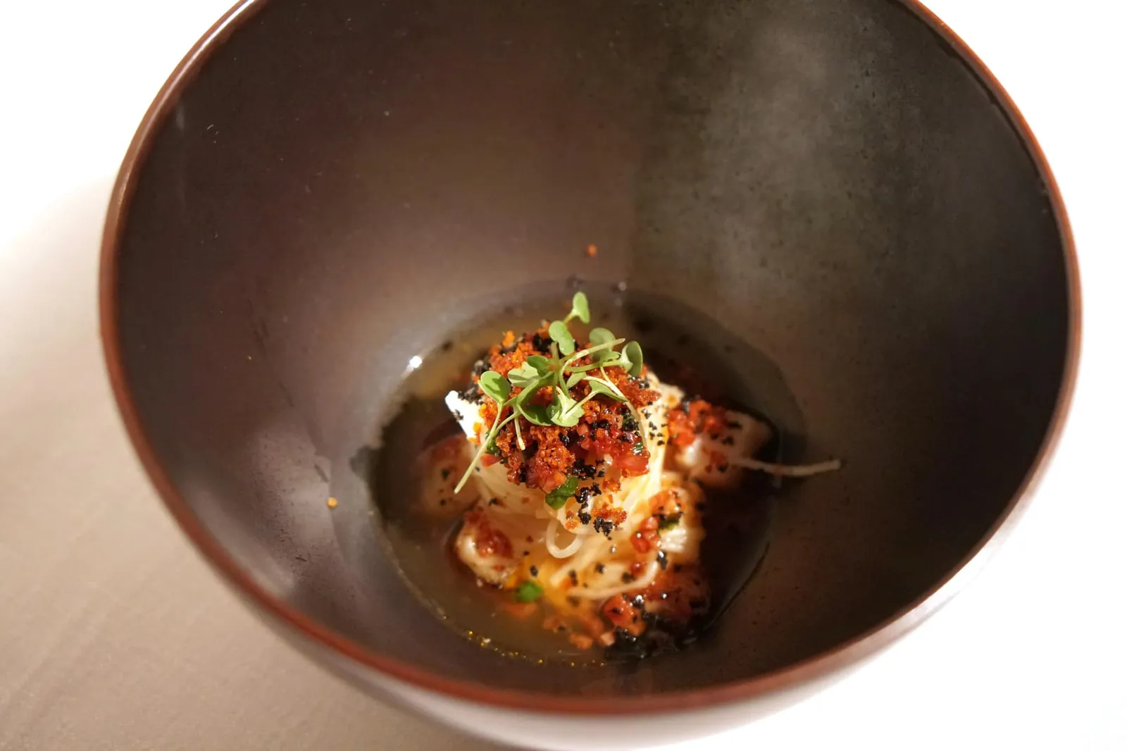 CUTTLEFISH bouillabaise • chorizo ถัดมาคือ Cuttlefish หรือ “หมึกกระดอง” ย่าง เสิร์ฟมาคู่กับเส้นก๋วยเตี๋ยวที่มีเนื้อสัมผัสดีงามมาก ๆ ด้านบนโรยด้วย Chorizo และซอสที่เชฟเรียกว่า North Sea Bouillabaisse โดยซอสบูยยาเบลสปกติเป็นสตูว์พื้นบ้านที่มีต้นกำเนิดมาจากแคว้นโพรวองซ์ นิยมทำมาจากอาหารทะเลต่าง ๆ ในที่นี้เชฟนำมาทำเป็นน้ำซุปรสเลิศ ทานแล้วให้กลิ่นหอมเข้ากันดีกับโชริโซ่ได้อย่างไม่น่าเชื่อ (20/20)