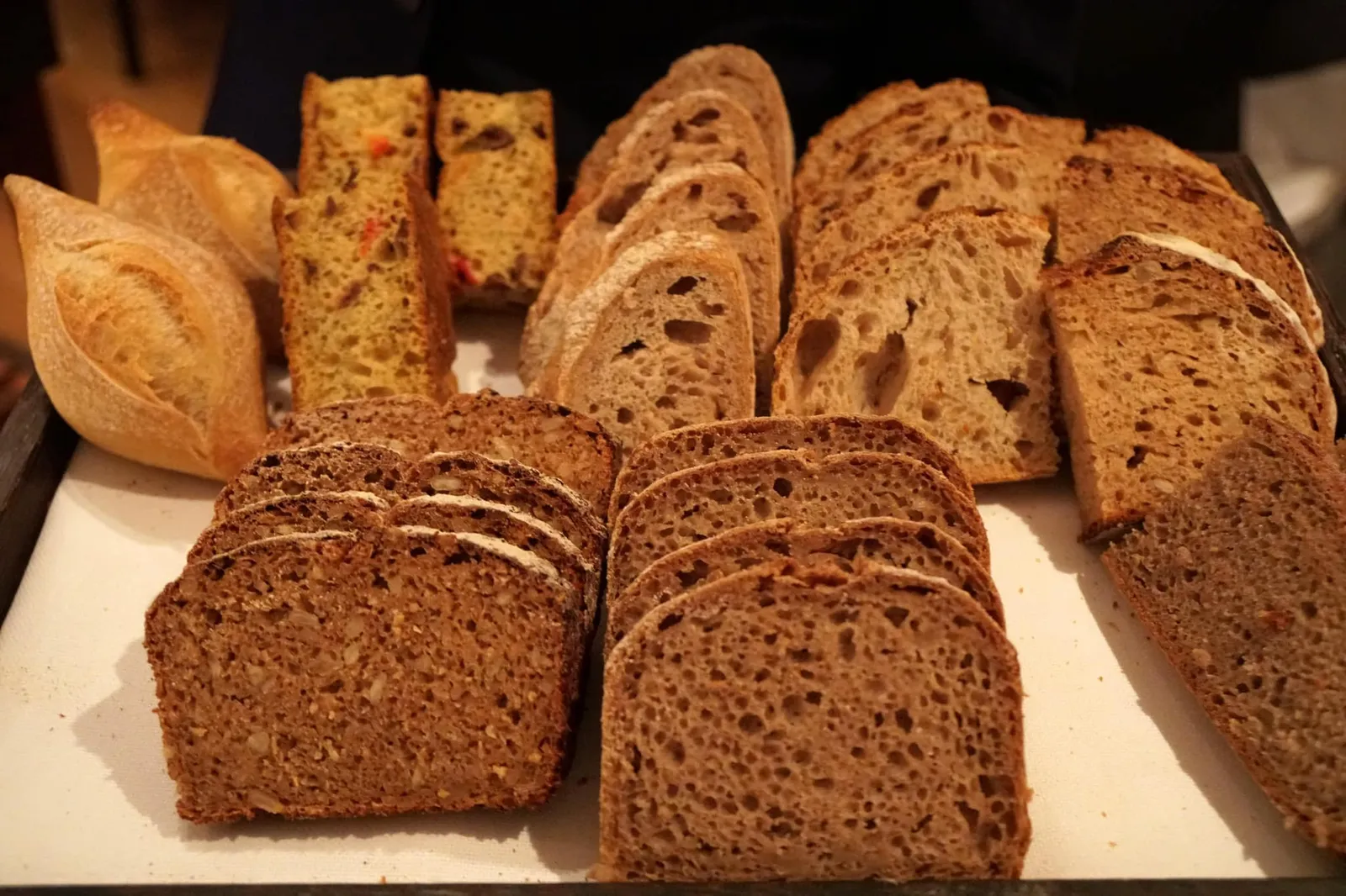 BREAD ขนมปังต่าง ๆ สามารถเติมได้เรื่อย ๆ แต่ระวังจะอิ่มกันเสียก่อน (19/20)
