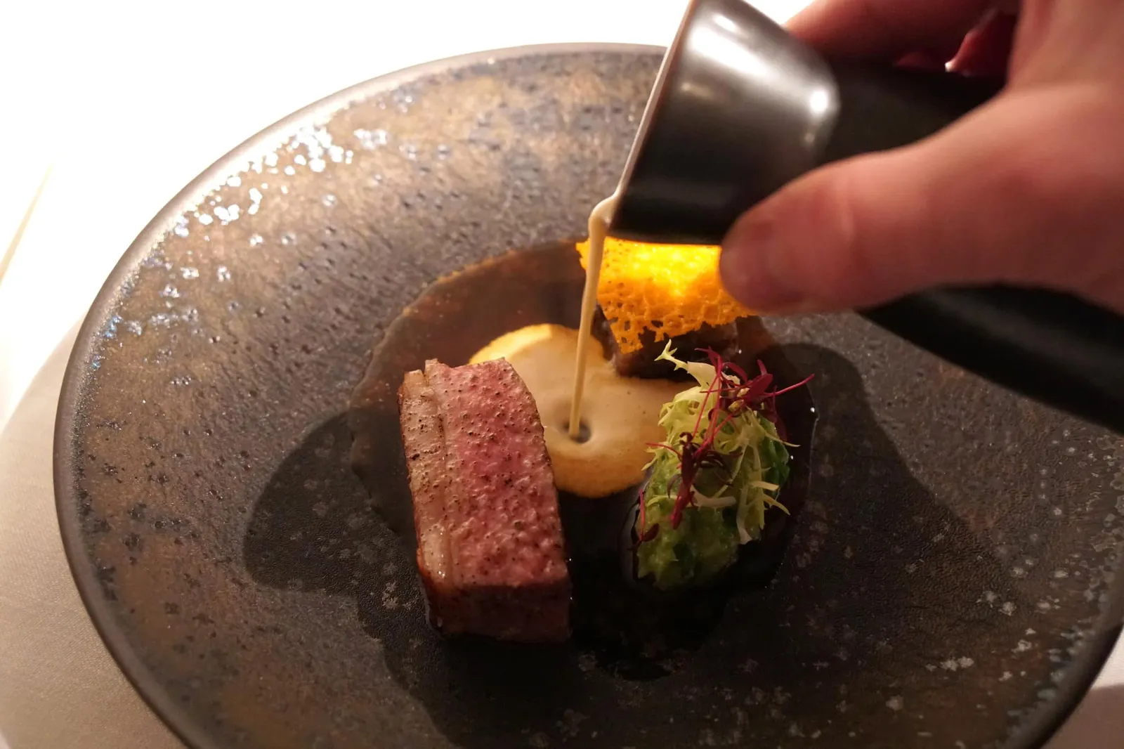 SUCKLING LAMB 'GREFFEUILLE' witlof • savoy • mimolette ตามด้วย Creamy Garlic Sauce สีขาว (20/20)