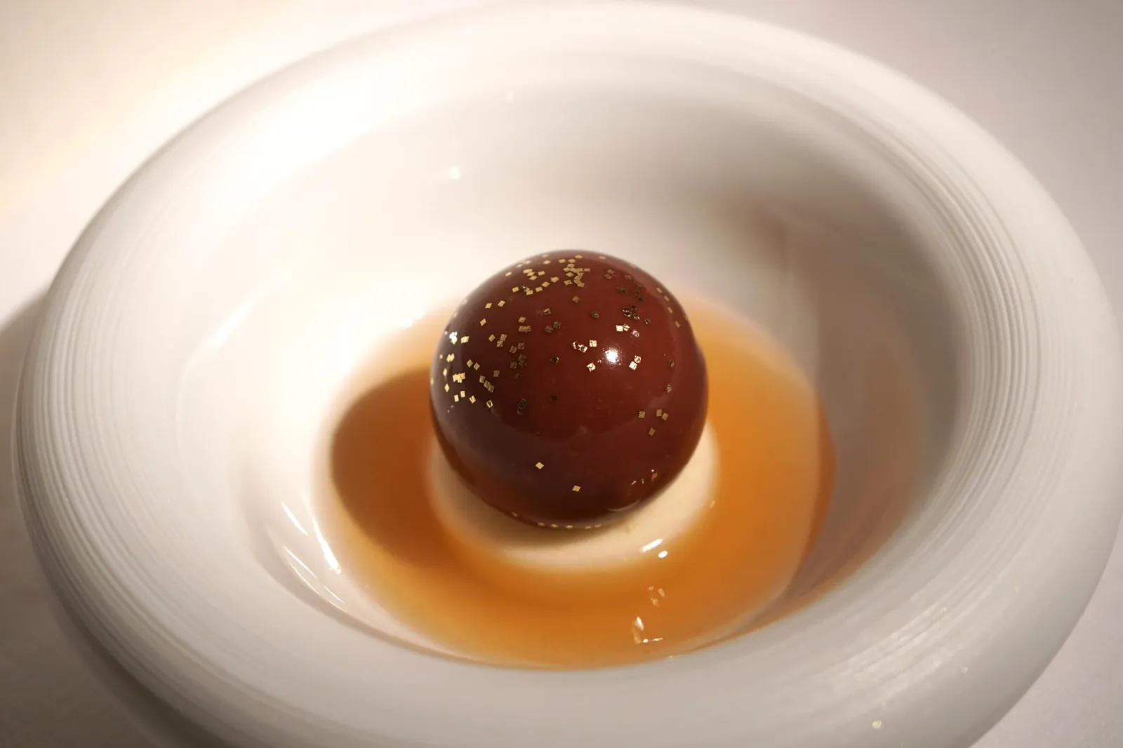 PEAR 'DOYENNÉ' chocolate grenada 75% 'van dender' • hammam tea “แพร์ โดเยน“ ขนมหวานที่ทำมาดาร์คช็อกโกแลตเข้มข้น 75% ของ Pâtissier ชื่อดังชาวเบลเยี่ยม Herman Van Dender เสิร์ฟมาคู่กับลูกแพร์สายพันธุ์โดเยนจากประเทศฝรั่งเศสและซอสชาฮัมมัม หากชิมเฉพาะรสชาติของชาถือว่าค่อนข้างแปลกแต่เมื่อจับคู่ช็อกโกแลตแล้วกลับอร่อยอย่างไม่น่าเชื่อ (20/20)