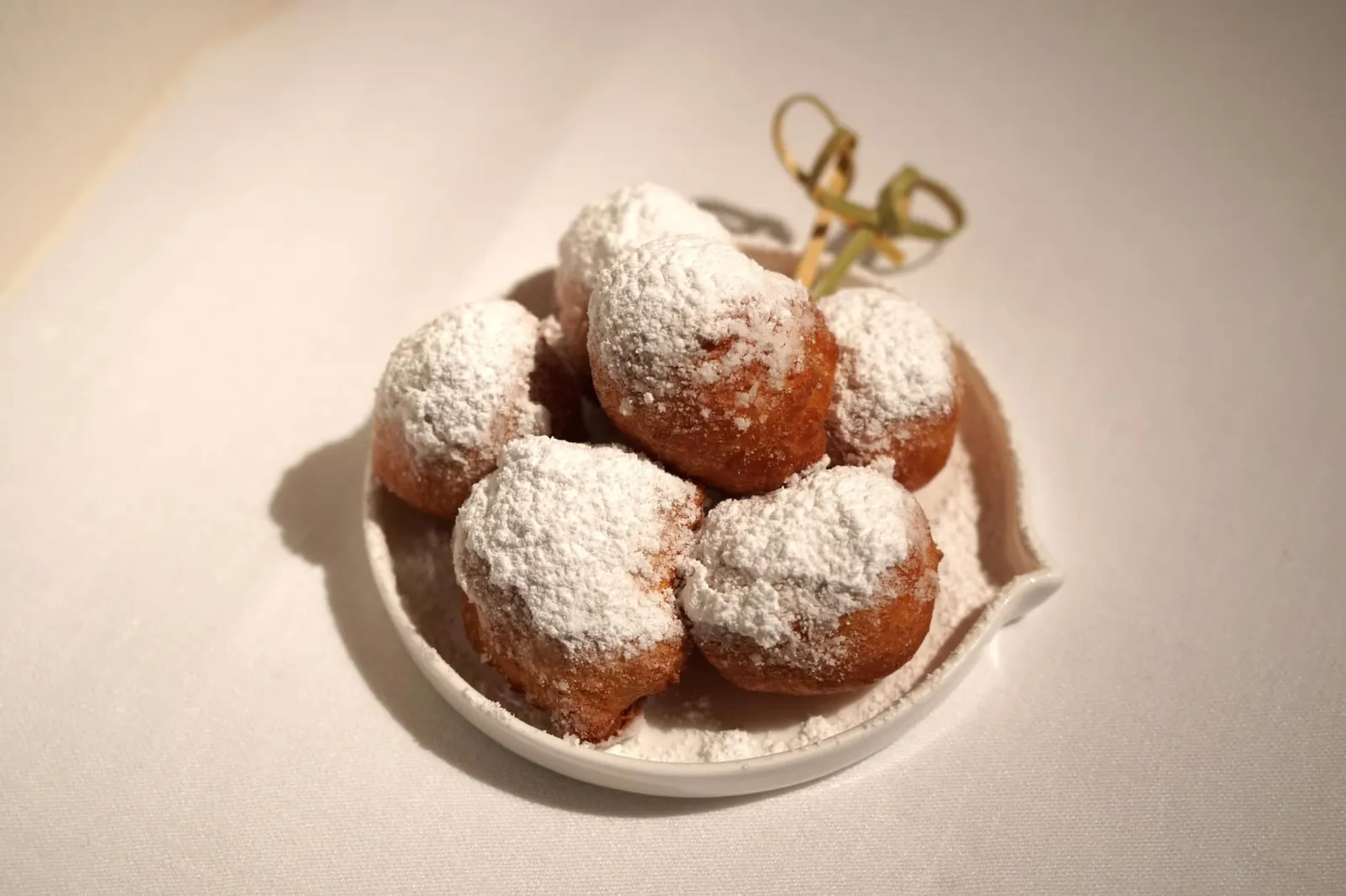PETIT FOURS madeleine • smoutebollen Smoutebollen (Oliebollen) เป็นขนมพื้นเมืองของประเทศเบลเยี่ยมได้จากการทอดแป้งจนกรอบแล้วโรยด้วยไอซิ่ง (20/20)