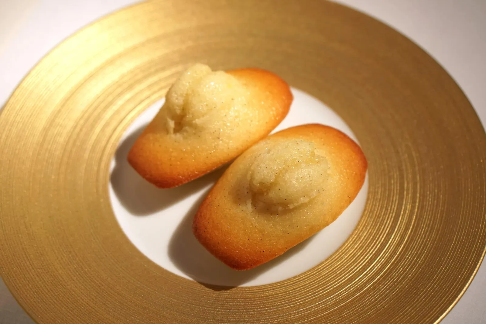 PETIT FOURS madeleine • smoutebollen ระหว่างชำระเงินพนักงานจะนำ Petit Fours มาให้ชิมประกอบไปด้วย Madeleine ชิ้นโต (20/20)