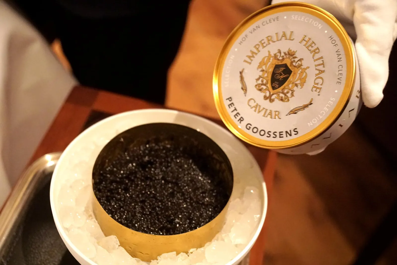 CAVIAR 'HOF VAN CLEVE - IMPERIAL HERITAGE' brown shrimp • leek • beurre blanc ห้ามพลาดเมนู Signature Dish ที่จัดเสิร์ฟเฉพาะในเซ็ตเมนู 7 คอร์สอย่าง “คาเวียร์ โฮฟ ฟาน คลีฟ” ที่เชฟวัตถุดิบล้ำค่าอย่าง Golden Oscietra Caviar นำเข้าจากทางตอนเหนือของประเทศอิตาลีซึ่งผ่านกระบวนการ Aging นานถึง 4-5 เดือนจนมีรสเค็มที่กลมกล่อมมากขึ้น มีกลิ่นหอมเฉพาะตัว เนื้อสัมผัสนุ่ม หนึบ มารังสรรค์เป็นเมนูชั้นเลิศ (20/20)