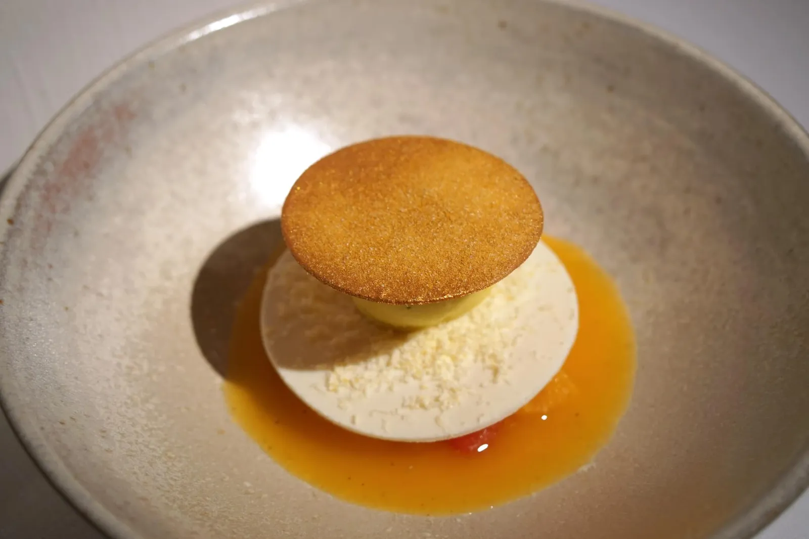 MANDARIN 'GOLD NUGGET' yuzu • basil • yogurt “แมนดาริน โกลด์ นักเก็ต” ของหวานที่ทำมาจากส้มแมนดารินและโยเกิร์ต คั่นด้วยไวท์ช็อกโกแลตและยูซู ไอศกรีมตรงกลางทำมาจากใบเบซิลให้กลิ่นหอมสดชื่น ด้านบนเป็นคุกกี้บางกรอบช่วยเพิ่มมิติทางเนื้อสัมผัส (20/20)