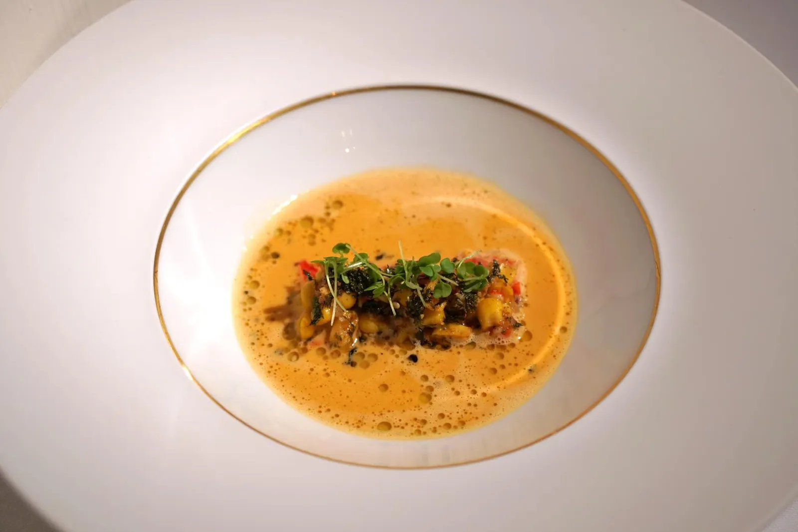 KING CRAB miso • chermoula • maize “ปูคิงแครบ” เป็นวัตถุดิบราคาแพง เชฟเสิร์ฟมาคู่กับข้าวโพดและซอสบิสก์รสชาติเข้มข้น มีน้ำมันทำมาจากพริกไทย ด้านบนคือ Chermoula หรือซอสสูตรพิเศษของเชฟปรุงด้วยเครื่องเทศจากแอฟริกาเหนือ (19/20)