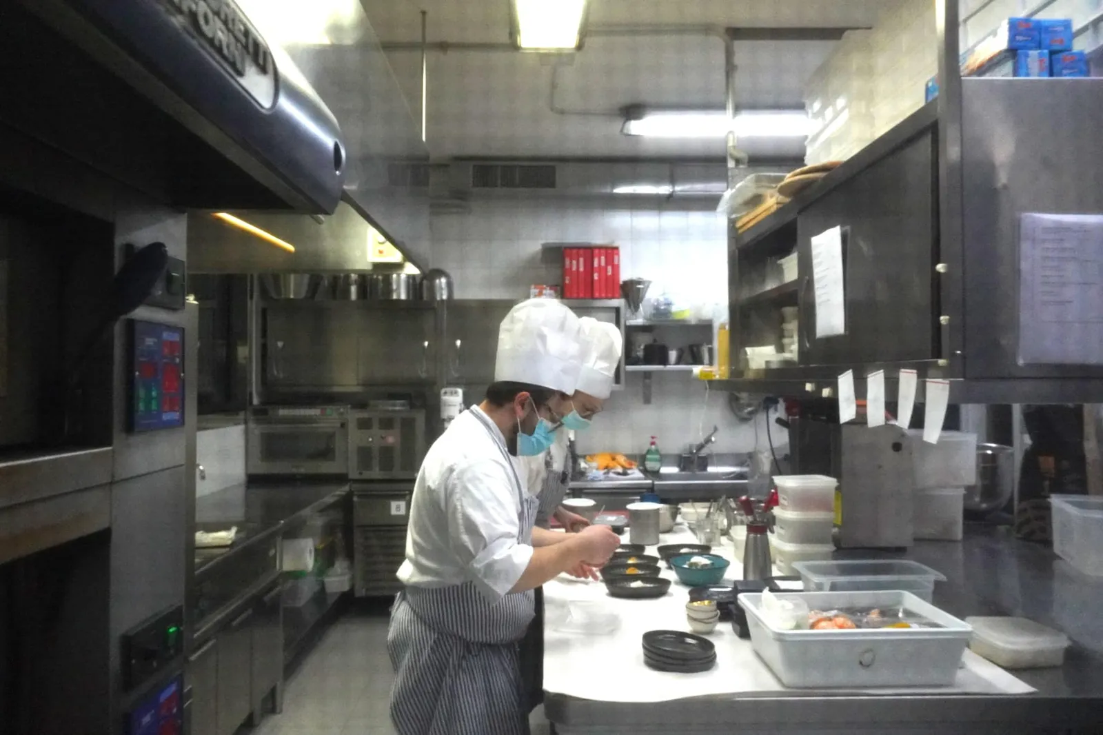 บรรยากาศภายในห้องครัวผ่านหน้าต่างข้างร้าน