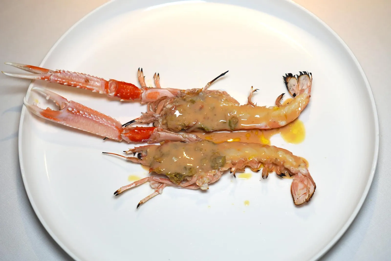 GRILLED SCAMPO with fishes livers sauce “mugnaia” style กุ้ง Scampi แห่งท้องทะเล Adriatic จับจากเมือง Ancona เชฟนำไปย่างเพียง 30 วินาทีเพื่อจัดเสิร์ฟมาที่ระดับกึ่งสุกกึ่งดิบ เนื้อกุ้งสด มีรสหวานโดยธรรมชาติ จากนั้นพนักงานจะเทราดซอส Mugnaia ที่เตรียมมาจากปลา Sea Bass ให้ความหอม มัน และครีมมี่ลงไปบนเนื้อกุ้ง (18/20)