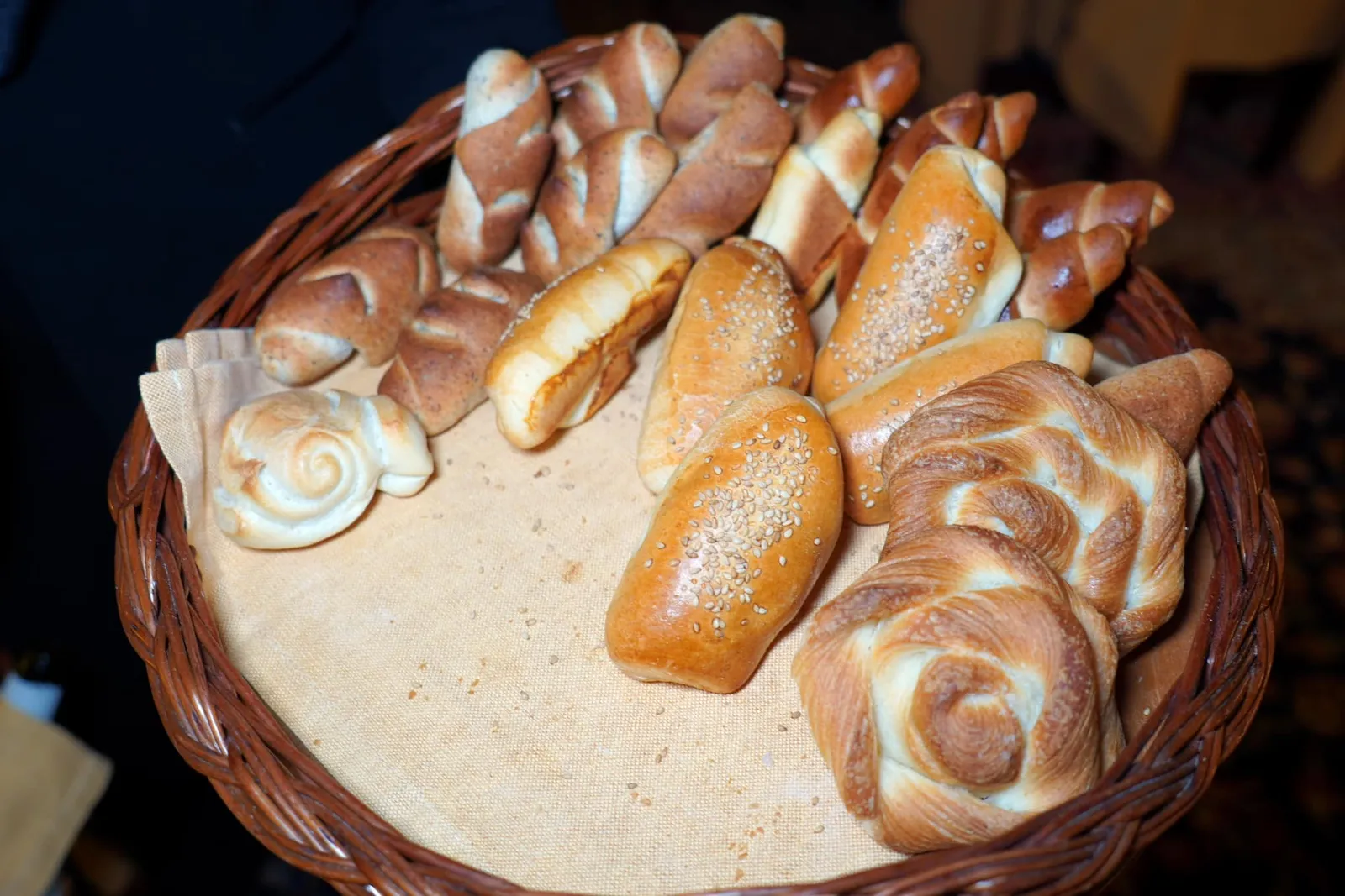 Bread พนักงานยังจัดเสิร์ฟขนมปังงาขาว, ขนมปังโฮลวีท, ขนมปังน้ำมันมะกอก และขนมปังเนยมาให้อีกด้วย