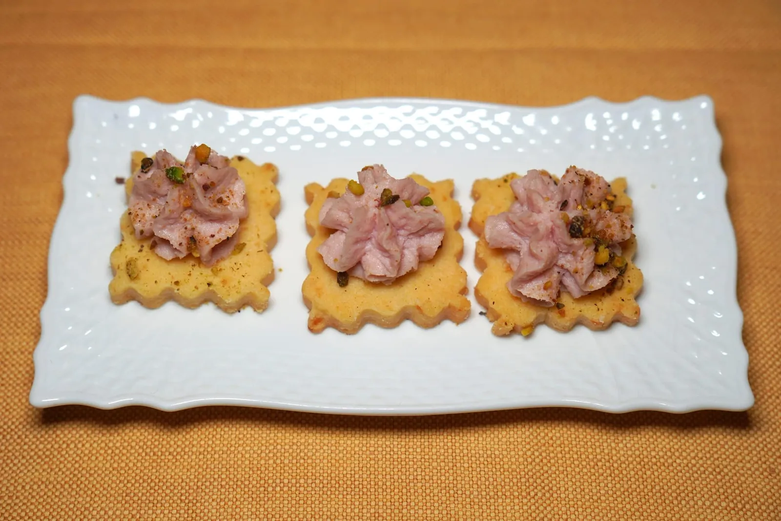 Divertimenti Parmesan Cookies กรอบ ๆ ด้านบนท็อปด้วย Mortadella Mousse และถั่ว Pistachio (17/20)