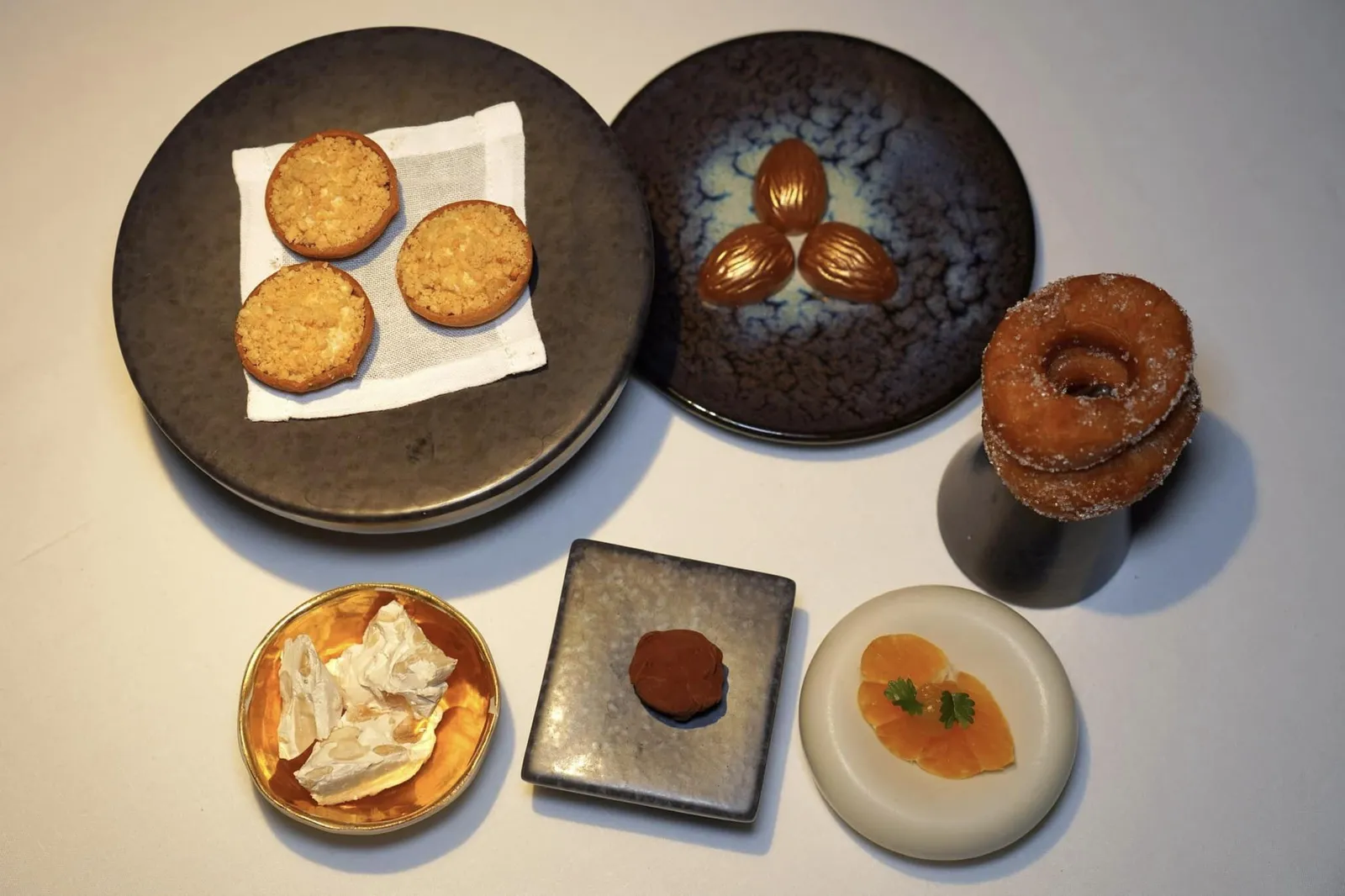 LAND OF SPICES ปิดท้ายมื้ออาหารด้วย Petits Fours ประกอบไปด้วย Mandarin with Yuzu, Donut with Vanilla, Chocolate, Biscuit with Beer and Pine Nuts, Turrone และ Tartufo with Red Fruits