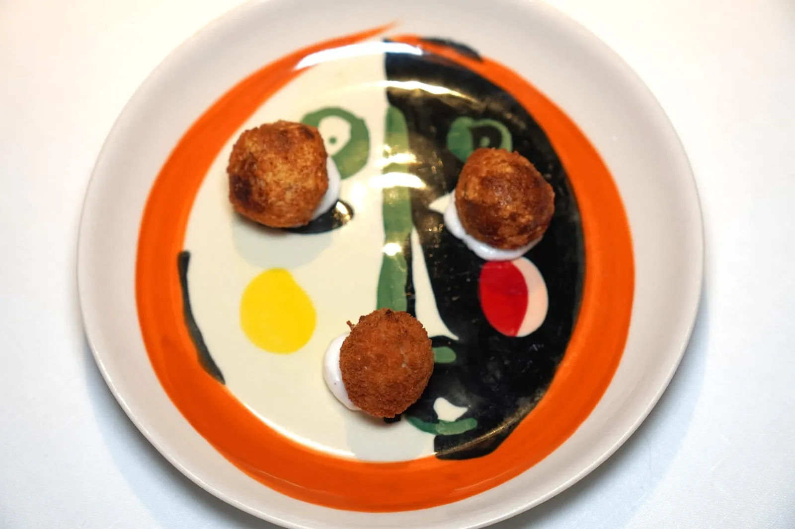 WELCOME SNACKS ของว่างทรงกลมกรอบ ๆ ที่เชฟได้รับแรงบันดาลใจมาจาก Cicchetti ซึ่งเป็นเมนูดั้งเดิมที่ขายมาตั้งแต่ร้านยังอยู่ในความควบคุมของคุณแม่ของเชฟจับคู่กับซอสมาโยโดยมีอโรมาหอม ๆ ของ Cardamom (16/20)