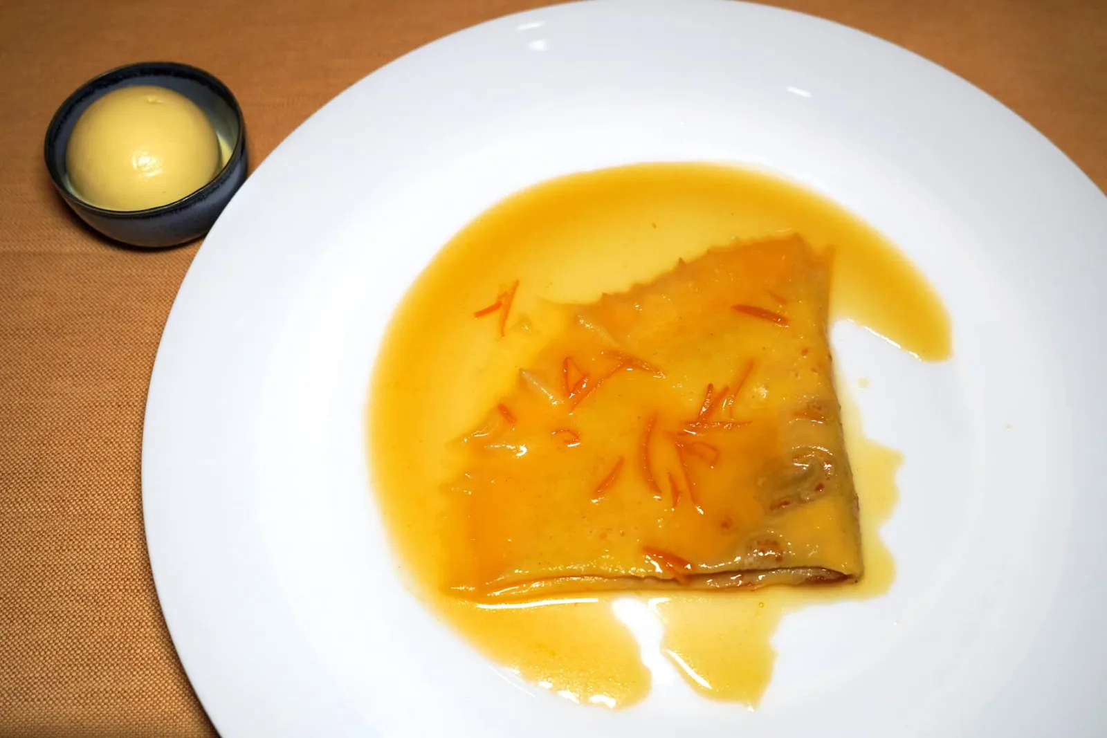 La nostra Crêpe Suzette alla lampada con gelato alla crema e scorza di limone แป้งเครปนุ่มละมุน มีรสหวานเปรี้ยวของส้มชัดเจน มีกลิ่นหอมเฉพาะตัวของแอลกอฮอล์และเพิ่มด้วยมิติความขมของผิวเลมอน ข้างกันคือไอศกรีมช่วยสร้างความแตกต่างทางอุณหภูมิได้อย่างไร้ที่ติ (17/20)