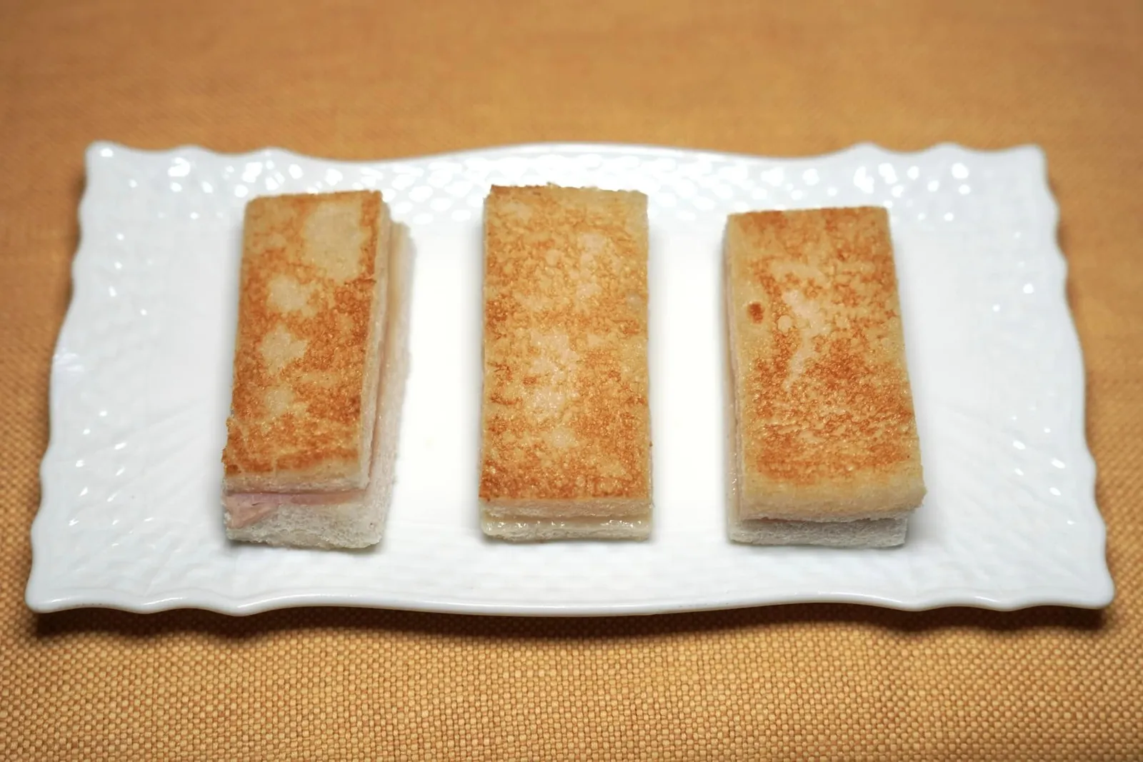 Mini Toast สุดคลาสสิคชวนนึกถึงแซนวิชแฮมชีสที่เราคุ้นเคยกัน (17/20) Parmesan Cookies กรอบ ๆ ด้านบนท็อปด้วย Mortadella Mousse และถั่ว Pistachio (17/20)