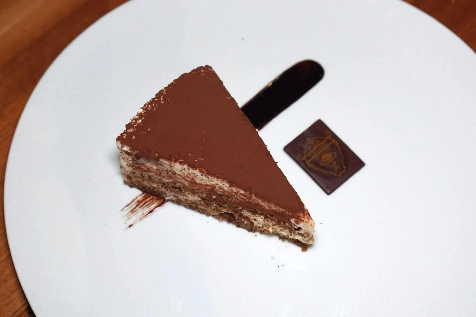 Beccherie Treviso Tiramisú (9 €) สุดยอดเมนูอาหารหวานที่ถูกคิดค้นขึ้นที่ห้องอาหาร Le Beccherie แห่งนี้ในช่วงปี 1971 ถึง 1972 โดยภรรยาของเจ้าของร้านคุณ Alba Campeol ตั้งครรภ์ลูกชายทำให้คุณแม่ของสามีตั้งใจเตรียมอาหารมื้อเช้าเป็นเมนู Zabaglione (Sabayon) และกาแฟโดยมุ่งหวังเพื่อเพิ่มพลังงานในแต่ละวัน หลังจากคลอดบุตรคุณ Alba จึงนำแรงบันดาลใจจากเมนูนี้มาปรึกษากับเชฟอาหารหวานประจำร้าน Loli Linguanotto และเริ่มต้นทดลองระยะยาวในการคิดค้นอาหารหวานจานใหม่โดยเริ่มต้นจากการผสมครีม, Ricotta และส่วนผสมอื่น ๆ เข้าด้วยกันก่อนจะลองเปลี่ยนมาใช้ส่วนผสมของไข่ขาวกลับครีมซึ่งก็ยังได้รสชาติที่ไม่น่าพึงพอใจนัก กาลเวลาล่วงเลยมาจนกระทั่งทั้งคู่ได้รับแรงบันดาลใจจากเมนูช่วงคริสมาสต์ที่คนอิตาลีทางตอนเหนือมักรับประทาน Mascarpone และ Mostarda ควบคู่ไปกับขนมปัง Pannettone ในที่สุดช่วงระหว่างปี 1971 ถึง 1972 ทั้งคู่ตัดสินใจเปลี่ยนมาใช้ Mascarpone สดแทนที่ครีมจนได้เมนูที่รสชาติที่ไม่เหมือนใครทั้งยังได้นำมาจัดแสดงในงานจัดแสดง Milan Trade Fair (ปัจจุบันคืองาน Milan Expo) โดยชื่อของเมนูนี้มีคำลงท้ายว่า Tiramesù นั่นเอง (15/20)