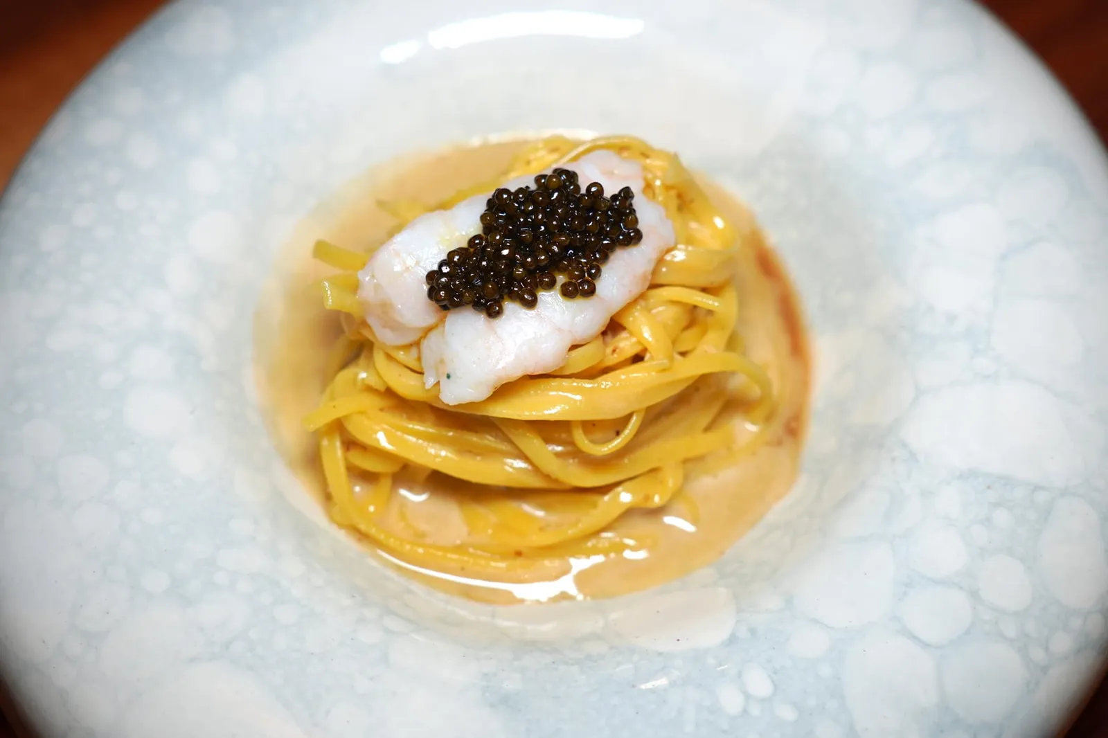 Homemade Egg Chitarra Spaghetti (26 €) Hazelnuts and barley butter, giant prawns and Baikal caviar พาสต้า Chitarra โฮมเมดที่เตรียมมาจากไข่แดงให้เนื้อสัมผัสนุ่มพอเหมาะเสิร์ฟมาคู่กับกุ้งชิ้นโตให้ความหวานโดยธรรมชาติ นอกจากนี้ยังมีความหอมละมุนของซอสที่เตรียมมาจากถั่วฮาเซลนัทและเนยข้าวบาเลย์ ด้านบนท็อปด้วย Baikal Caviar ให้ระดับความเค็มที่พอเหมาะ (14/20)
