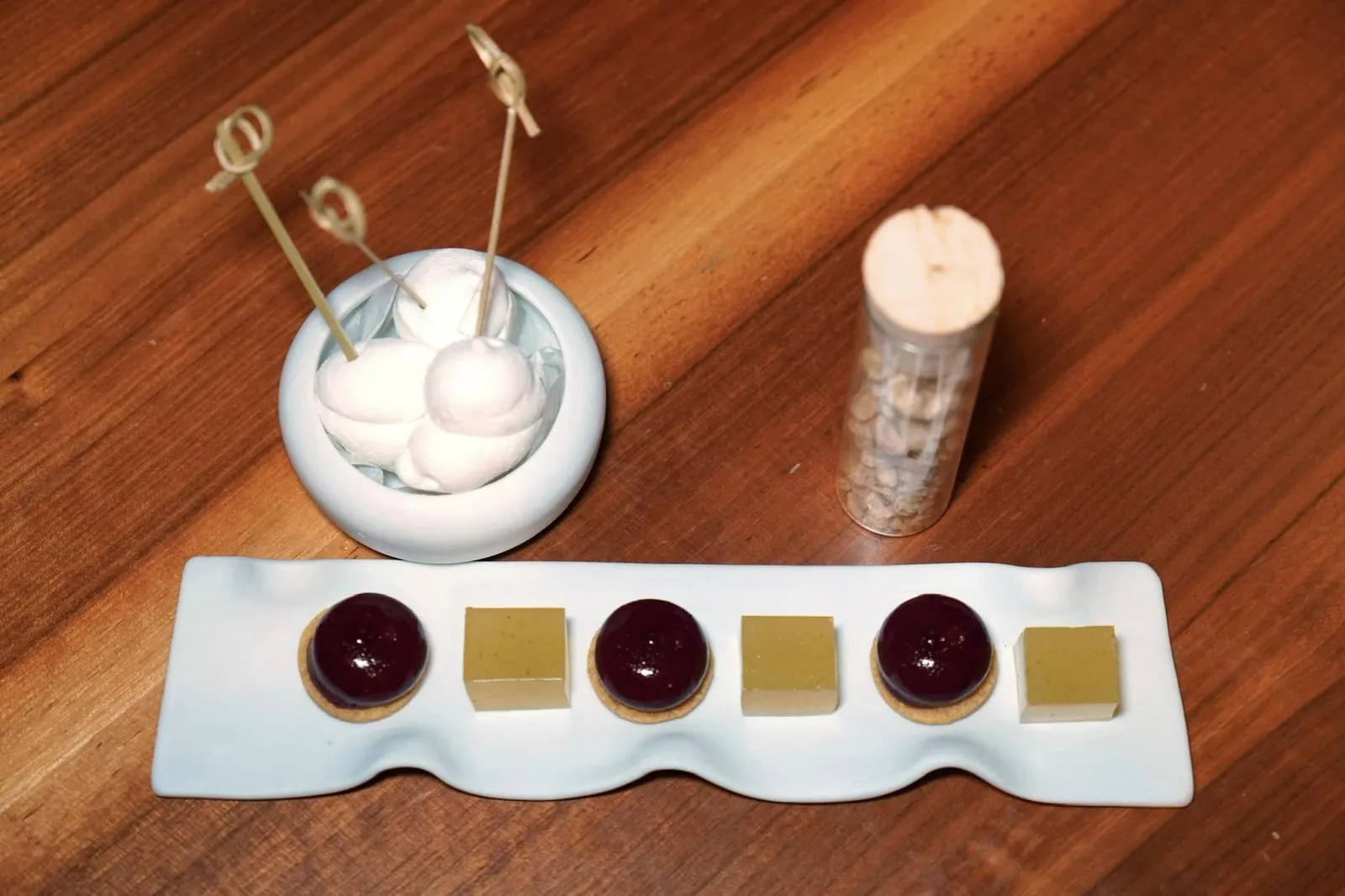 Petits Fours ปิดท้ายด้วย Petits Foursประกอบไปด้วย Mint & Lime Jelly, Bergamot Marshmallow, Sablé with Panna Cotta Red Berries และ Caramelized Peanuts ในภาชนะทรงบอก