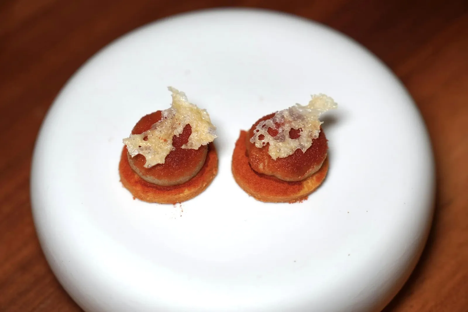 Amuse-Bouche แผ่นแป้งจับคู่กับครีมมะเขือและผงมะเขือเทศ ด้านบนท็อปด้วย Parmesan Chip กรอบ ๆ (14/20)
