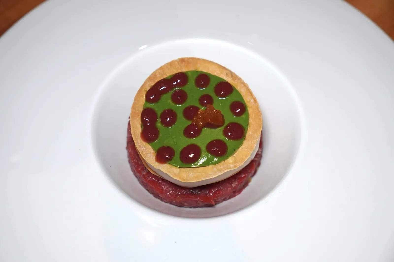 Soft And Crisp Beef Tartare (20 €) Lemongrass foam and green sauce เริ่มต้นเมนูแรกด้วย Tartare เนื้อวัวสับมาจนเกือบละเอียดให้เนื้อสัมผัสที่นุ่มละมุน เชฟจับคู่กับอโรมาหอม ๆ ของโฟมตะไคร้โดยมีรสชาติของ Green Sauce, Prune Sauce และซิตรัส Kumquat อย่างไรก็ตามเมื่อรับประทานคู่กันกับ Beef Tartare แล้วเรากลับรู้สึกว่ารสชาติของตัวซอสยังอ่อนไปบ้างเล็กน้อย (13/20)