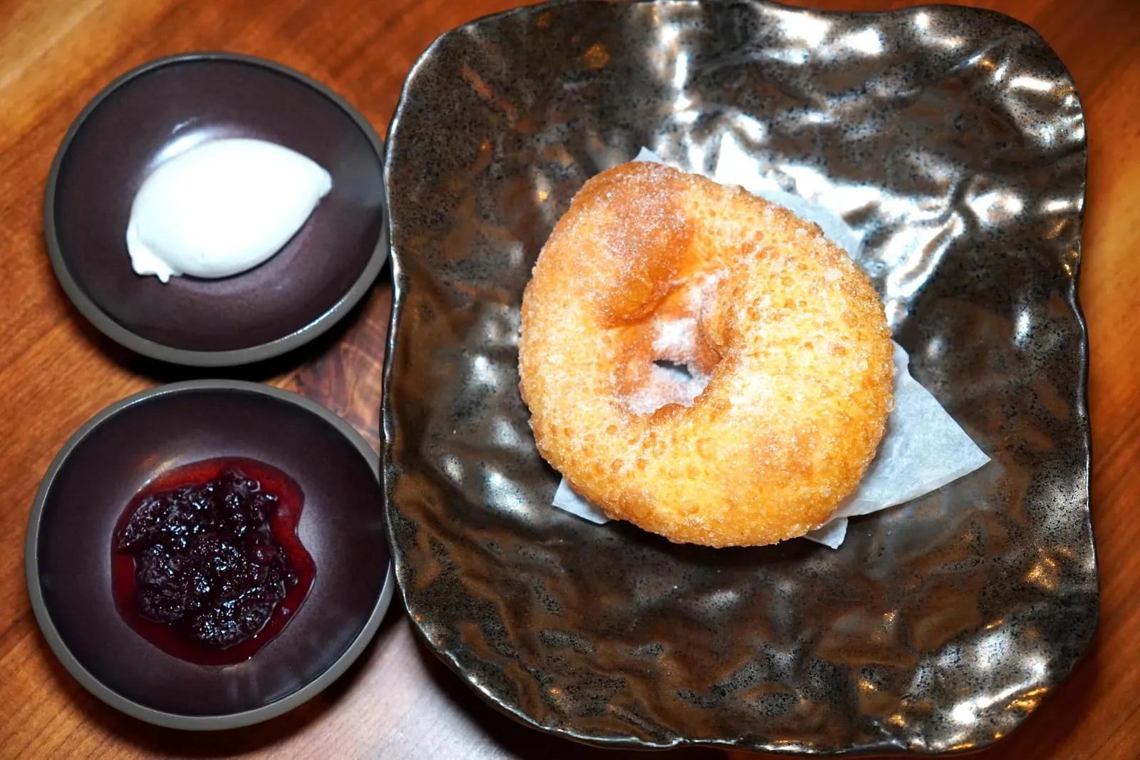 Donut (10 €) Spiced ice cream, plums and red berries jam โดนัทชิ้นกลมโตทอดมาอย่างดีจนได้เนื้อสัมผัสฟู กรอบ เบา ไม่อมน้ำมัน เสิร์ฟมาคู่กับไอศกรีมเครื่องเทศ 6 ชนิดและแยมที่เตรียมมาจากบ๊วยและผลไม้แดง (13/20)