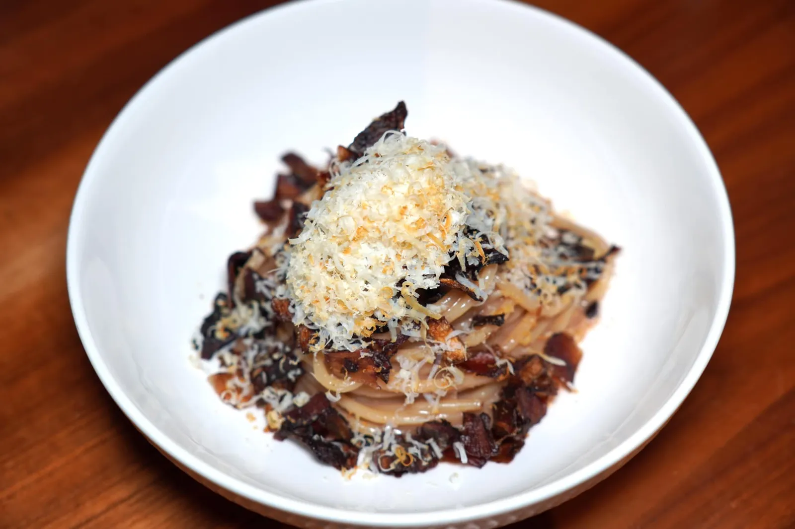 Spaghetto With Raboso Wine Tardivo red chicory and smoked ricotta cheese พาสต้า Spaghetto เส้นอวบอ้วนคลุกเคล้ากันกับ Roboso Wine จนได้รสชาติที่เข้มข้นและมีกลิ่นหอมไม่เหมือนใคร ยังมีองค์ประกอบของของ Red Chicory ให้ความกรอบและความขมในระดับที่พอเหมาะ ด้านบนคือชีส Ricotta รมควันช่วยเพิ่มความครีมมี่ให้กับจานได้อย่างลงตัว (14/20)