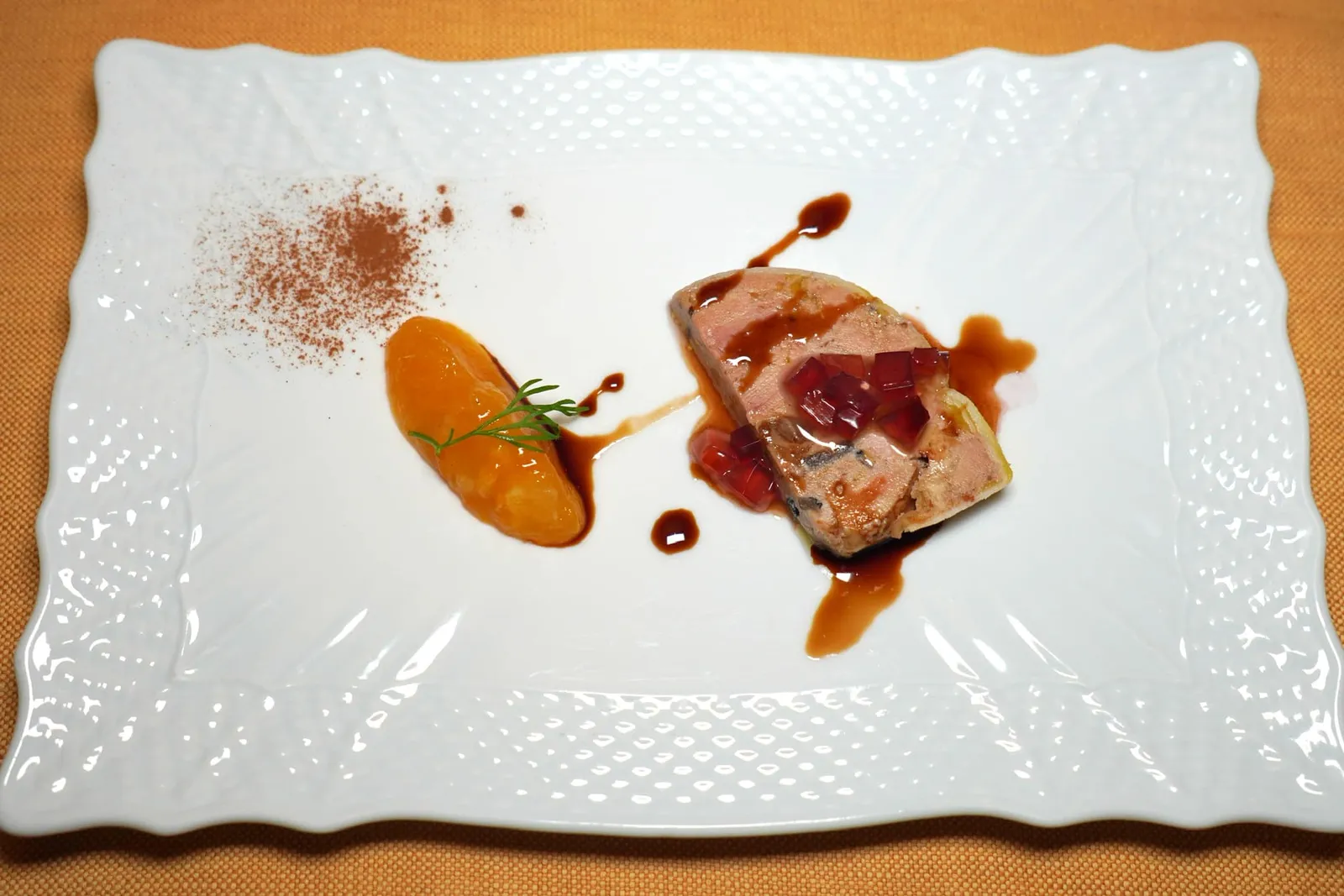 Mattonella di fegato d'oca al tartufo chutney di arance e cannella, brioche tostata e gelatina al Porto Foie Gras ตับห่านคุณภาพดีเสิร์ฟมาในูปแบบของเทอร์รีนให้เนื้อสัมผัสนุ่มพอเหมาะเชฟตัดเลี่ยนความรสชาติอันเข้มข้นของน้ำส้มสายชูบัลซามิตที่ผ่านกระบวนการเคี่ยวหรือ Reduction ผจนงวด ข้างกันคือชัทนีย์ส้มเปรี้ยวหวาน ทั้งยังมีรสชาติหวานและความหนึบของ Port Wine Jelly ท็อปมาด้านบนช่วยเพิ่มมิติทางรสชาติและเนื้อสัมผัสได้อย่างลงตัว (17/20)