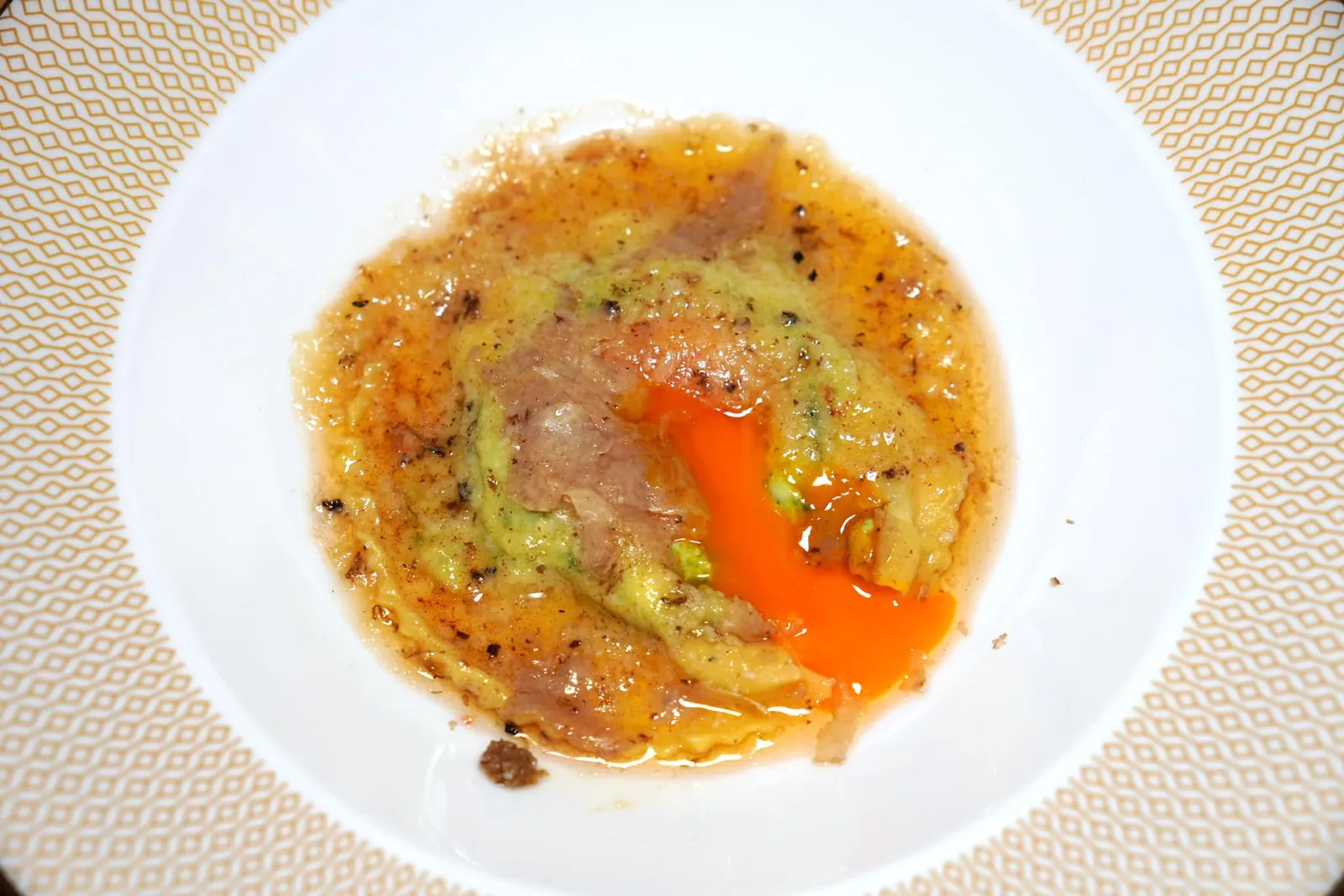 Uovo in Raviolo “San Domenico” burro di malga, parmigiano dolce e tartufo bianco เพียงใช้มีดตัดเบา ๆ ไข่แดงก็จะไหลเยิ้มออกมาเป็นลาวา (19/20)