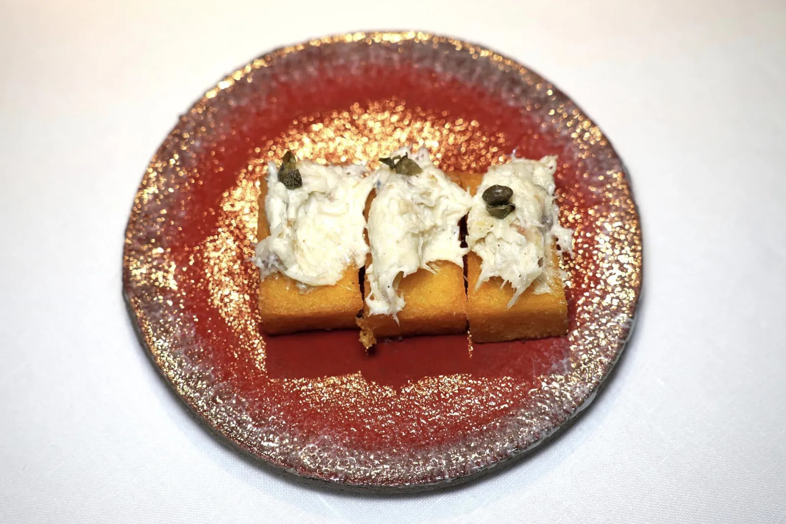 WELCOME SNACKS อย่างแรกคือ Baccalà Mantecato with Polenta เป็นอาหารเวนิสโบราณที่อาศัยวัตถุดิบหลักคือเนื้อปลาค็อด ว่ากันว่านักเดินเรือนามว่า Pietro Querini ประสบอุบัติเหตุเรือล่มที่เกาะ Røst ในประเทศนอร์เวย์ก่อนจะเรียนรู้เทคนิคการเตรียมปลาค็อดในลักษณะนี้และนำกลับมายังนคร Venice ในช่วงศตวรรษที่ 15 กาลเวลาผ่านมาจนกระทั่งช่วงศตวรรษที่ 18 ชาวเวนิสได้นำปลาค็อดมารับประทานคู่กันกับ Polenta หรือข้าวโพดนั่นเอง ในที่นี้เชฟได้เตรียมข้าวโพดให้มีความนุ่มกรอบท็อปด้วยเนื้อปลาค็อดที่นุ่มเบาคล้ายกับสำลี ทั้งยังให้รสชาติเค็มกลมกล่อมอีกด้วย (16/20)