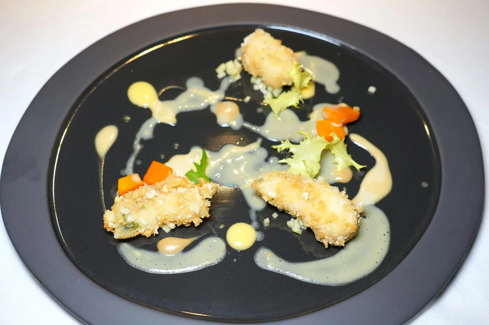 CRISPY DORY citrus mayonnaise, anchovies and pumpkin San Pietro หรือที่เรารู้จักกันในชื่อของปลา John Dory เสิร์ฟมาเป็น Croccante โดยการนำมาชุบแป้งสองชนิดโดยเฉพาะแป้ง Pango ทอดกรอบแบบเทมปุระให้เนื้อสัมผัสที่ดีมาก ๆ เชฟผสมผสานรสชาติเปรี้ยวจาก Citrus Mayonnaise และ Mandarin เข้ากับความหวานของฟักทอง และความเค็มเบา ๆ จาก Anchovies ได้อย่างลงตัว (16/20)