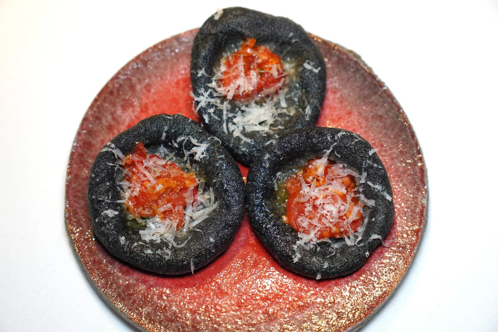 WELCOME SNACKS Pizza ขนาดจิ๋วเนื้อสัมผัสนุ่มหนึบ ตรงกลางคือองค์ประกอบของมะเขือเทศเปรี้ยวอุมามิและพาเมซานชีสหอมมัน (16/20)