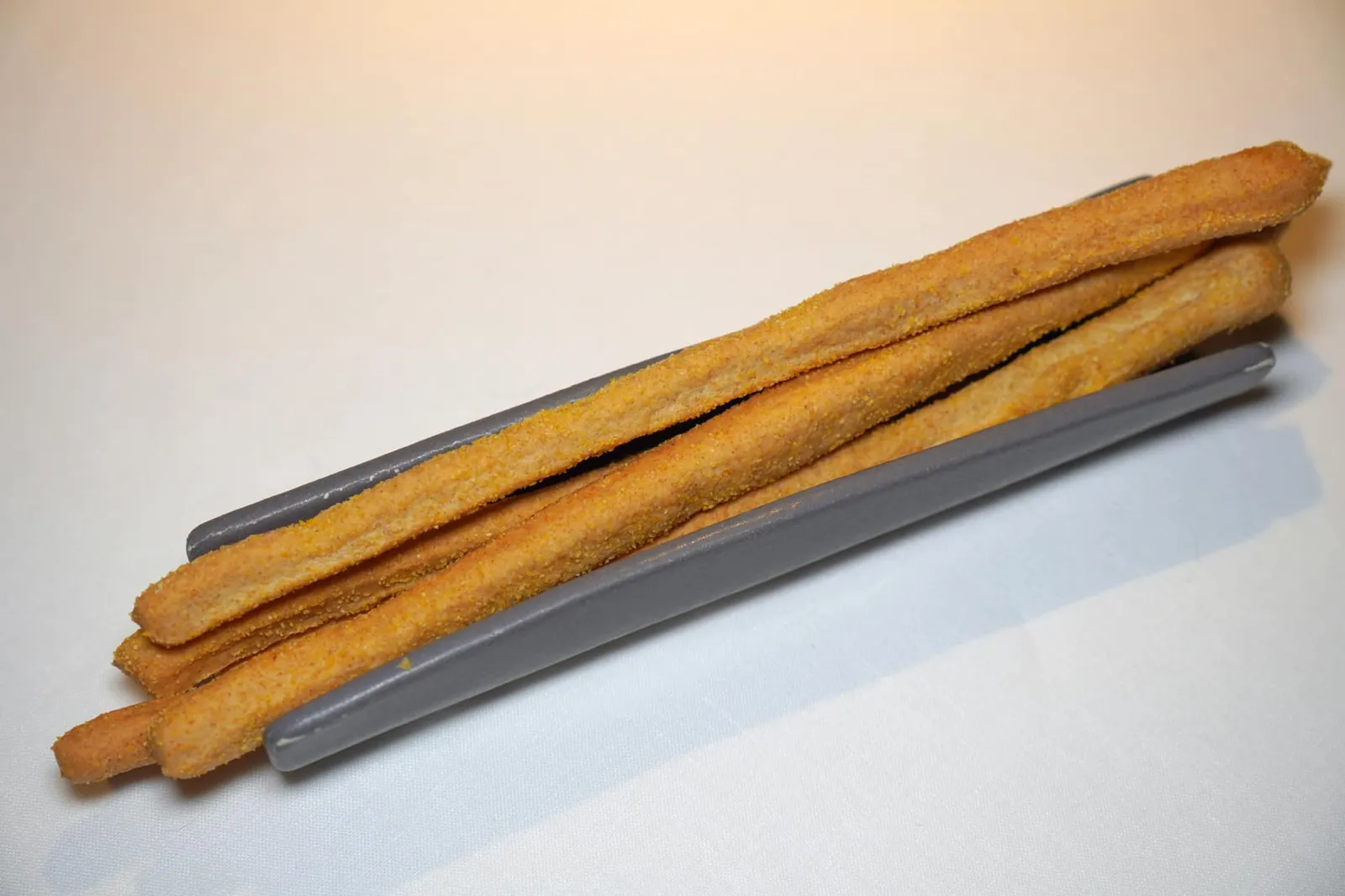 BREAD สำหรับขนมปังพนักงานเริ่มต้นนำเสิร์ฟเป็น Grissini หรือขนมขาไก่อิตาลีกรอบ