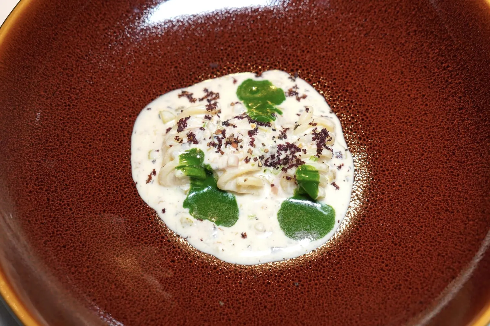 FUSILLONE “CACIO E PEPE” SAUCE, HERRING mantis shrimps, smoked olives and kombu seaweed พาสต้าเส้น Fusillone จากภูมิภาค Campania เตรียมมาให้มีความสุกแบบ Al Dente พอดิบพอดีสังเกตได้จากความกรึบตรงกลาง ทั้งยังเสิร์ฟมาแบบเย็นช่วยเรียกความสดชื่นได้ดี เชฟนำไปคลุกเคล้ากับซอส Cacio e Pepe โดยมีความหวานธรรมชาติจากเนื้อกั้งรองอยู่ด้านล่าง เชฟเสริมกลิ่นหอมด้วยอโรมาของมะกอกและสาหร่ายคอมบุได้อย่างลงตัว (16/20)