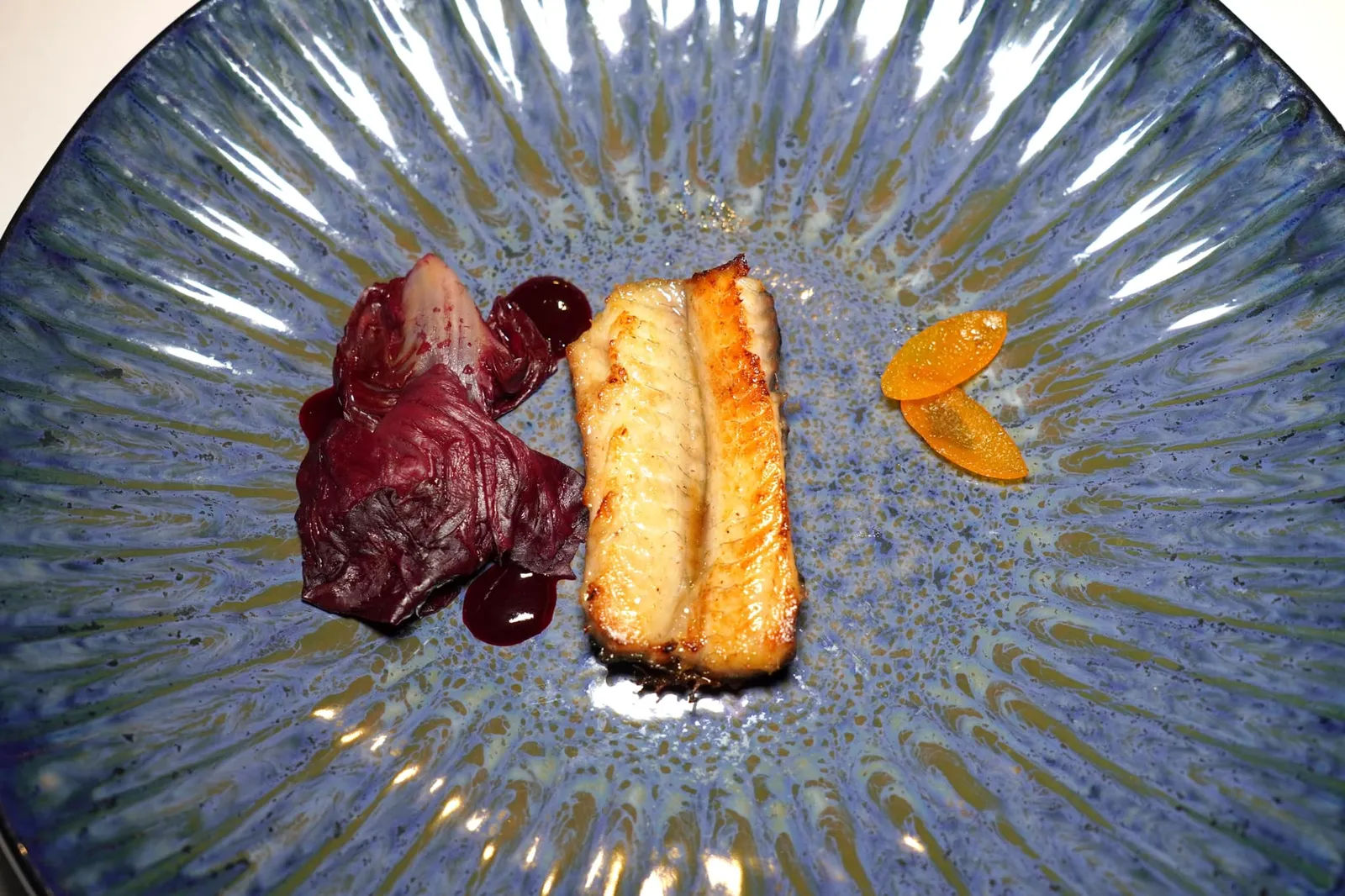 LACQUERED EEL WITH GEWÜRZTRAMINER candied kumquat and raspberry vinegar ปลาไหลทะเลเสิร์ฟมาที่สองอุณหภูมิและเนื้อสัมผัสเริ่มจากชั้นล่างที่มีเบาและละมุนคล้ายสำลี เลเยอร์ด้านบนเชฟนำไปย่างกับองุ่น Gewüeztraminer ให้เนื้อสัมผัสกรอบเล็กน้อย ฝั่งขวามือคือ Kumquatเชื่อม ส่วนฝั่งซ้ายมือคือ Radicchio ราดด้วย Raspberrry Vinegar รสชาติเข้มข้น (16/20)