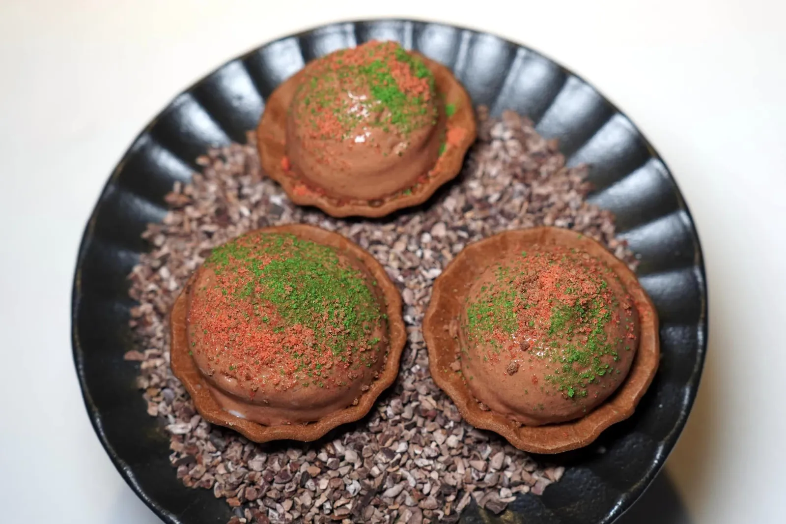 LAND OF SPICES จากนั้นพนักงานจัดเสิร์ฟ Cocoa Tartelette ท็อปด้วย Chocolate Foamโดยมีผงเครื่องเทศหลากหลายชนิดอย่างเช่นกาแฟ โกโก้ ซินนามอน ราสเบอร์รี่ท็อปอยู่ด้านบน