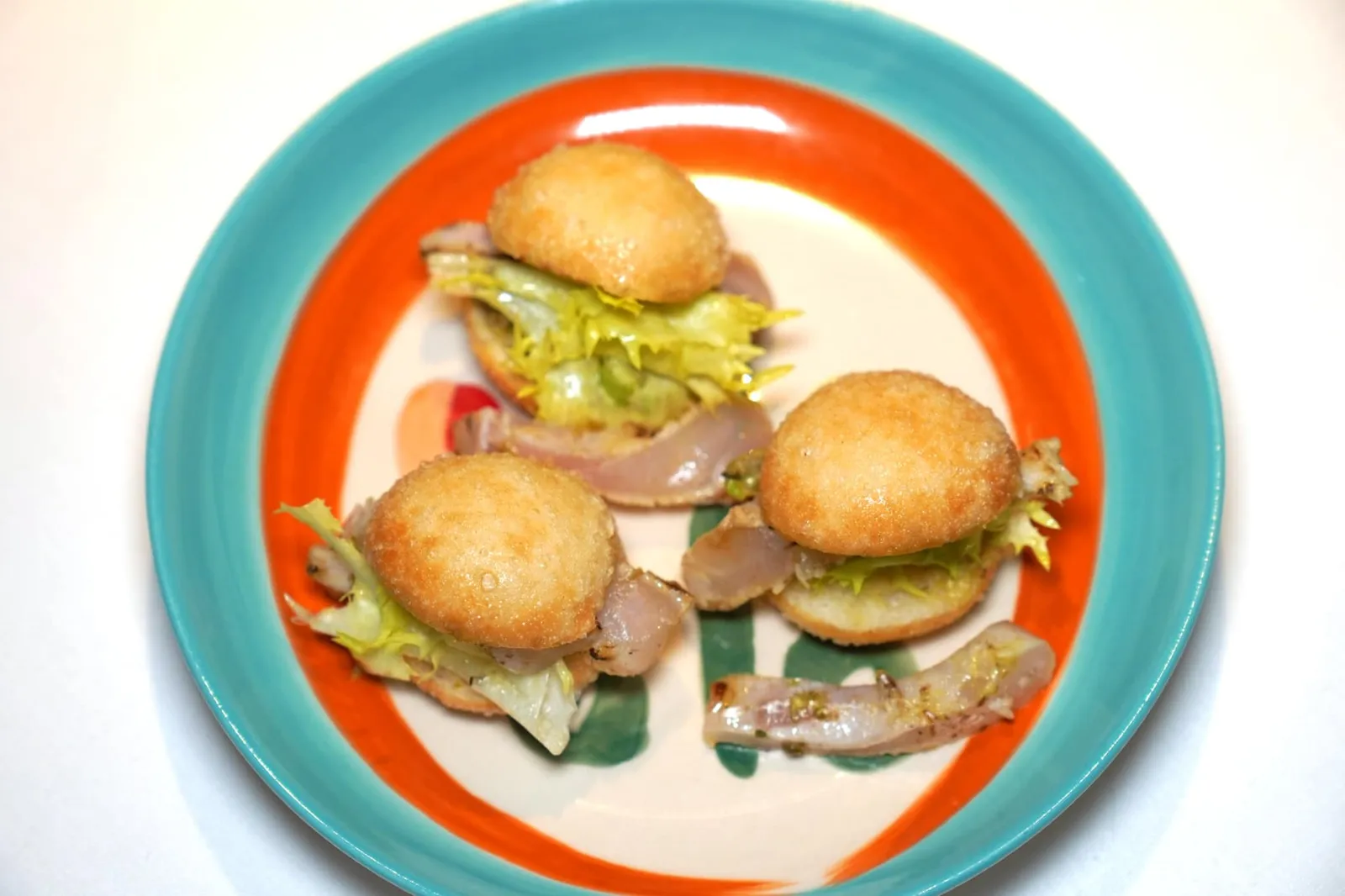 WELCOME SNACKS Mediterranean Bread กรอบ ๆ ตรงกลางบรรจุผักสดและเนื้อปลา Sea Bass ดิบให้เนื้อสัมผัสที่นุ่มตัดกันได้อย่างพอเหมาะ (16/20)