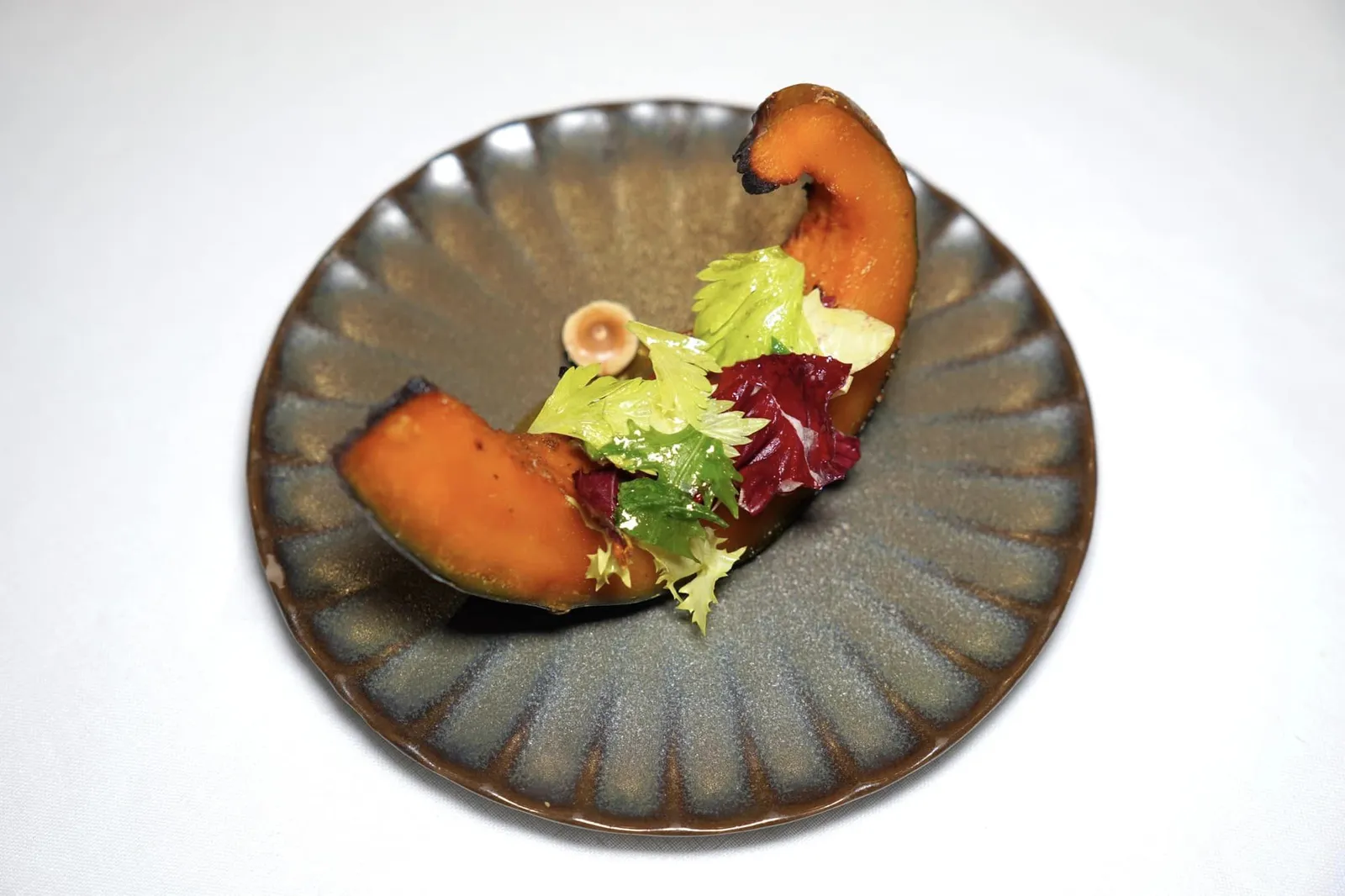 CRISPY DORY citrus mayonnaise, anchovies and pumpkin ยังมีชิ้นผักทองเสิร์ฟมาคู่กับผักต่าง ๆ (16/20)