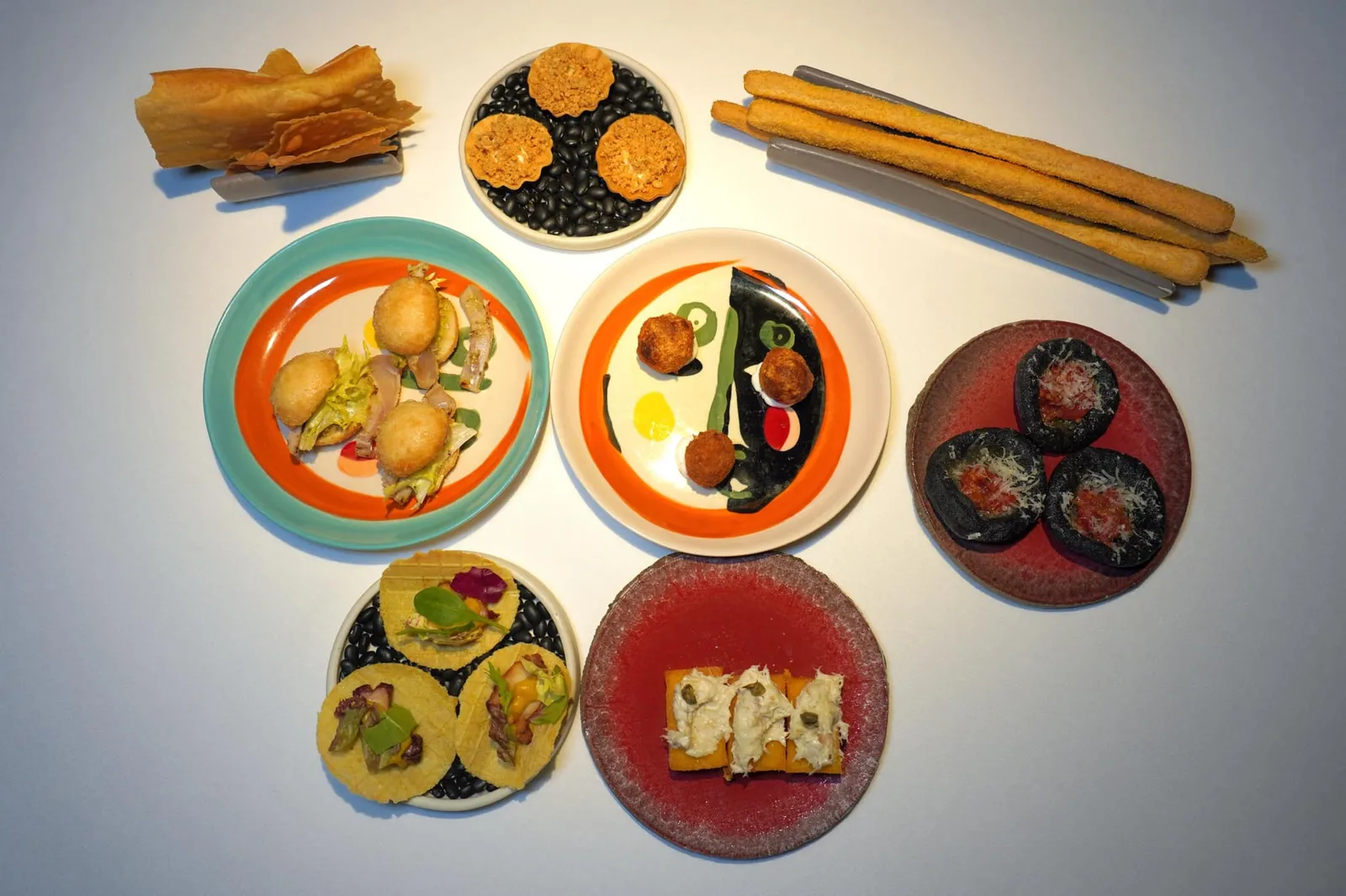 WELCOME SNACKS เริ่มต้นมื้ออาหารด้วยจานเรียกน้ำย่อยหลากหลายอย่างเสิร์ฟมาพร้อม ๆ กัน