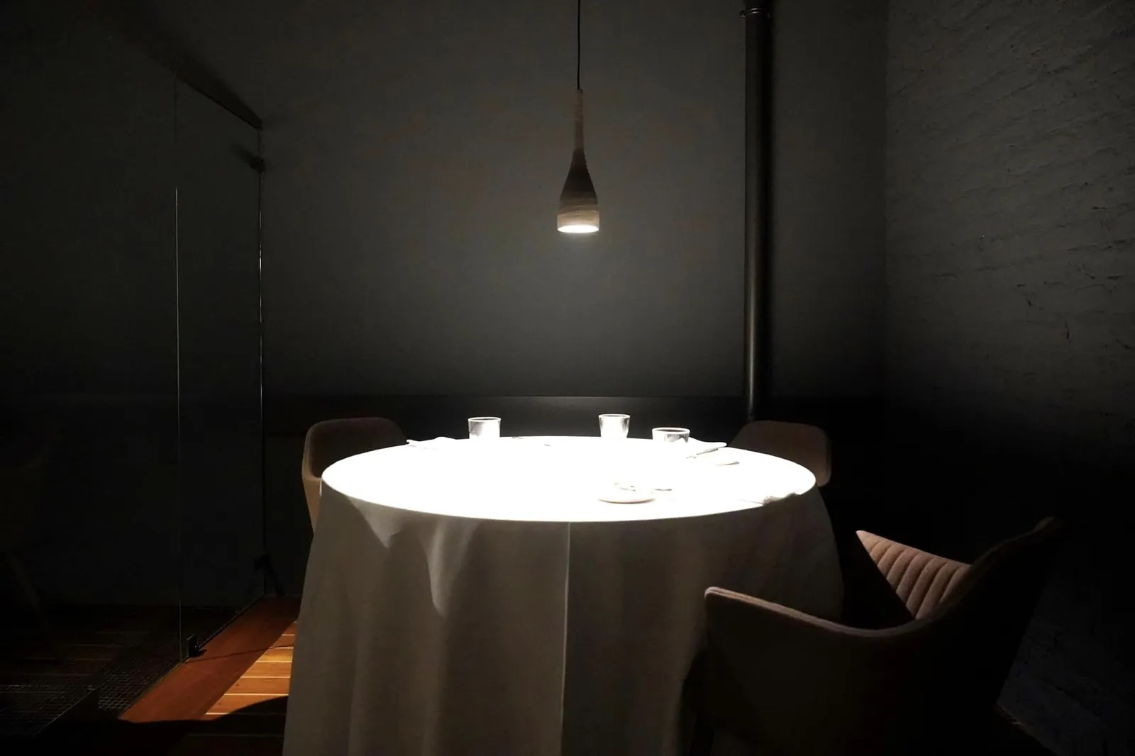 Antica Osteria Cera นำเสนอวัตถุดิบจากทะเล Adriatic ฝั่งตะวันออกของประเทศอิตาลีซึ่งมีชนิดของสัตว์ทะเลแตกต่างออกไปจากทะเล Mediterranean ที่ตั้งอยู่ทางทิศตะวันตกโดยอาศัยเทคนิคสมัยใหม่ในการปรุงอาหารแต่ไม่ละทิ้งรสชาติตามธรรมชาติของวัตถุดิบ